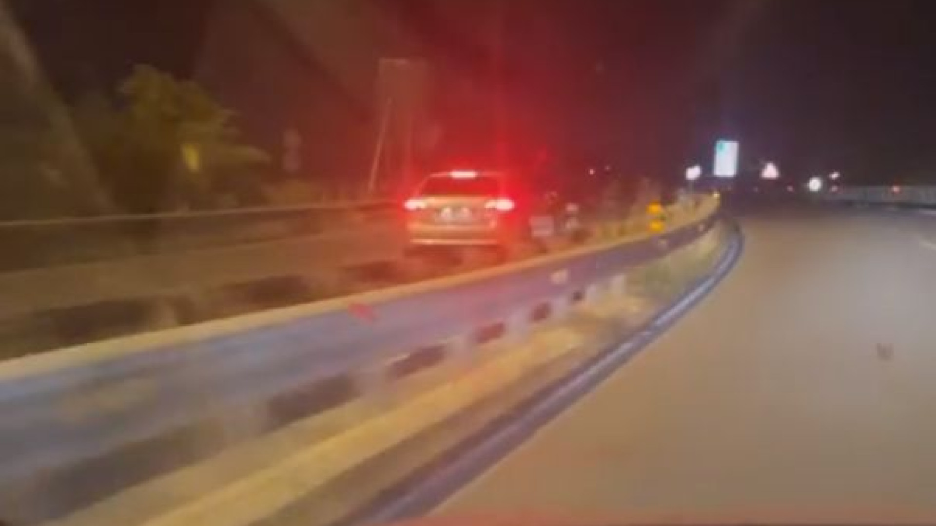 Paura di notte in tangenziale, auto contromano a Montale. VIDEO