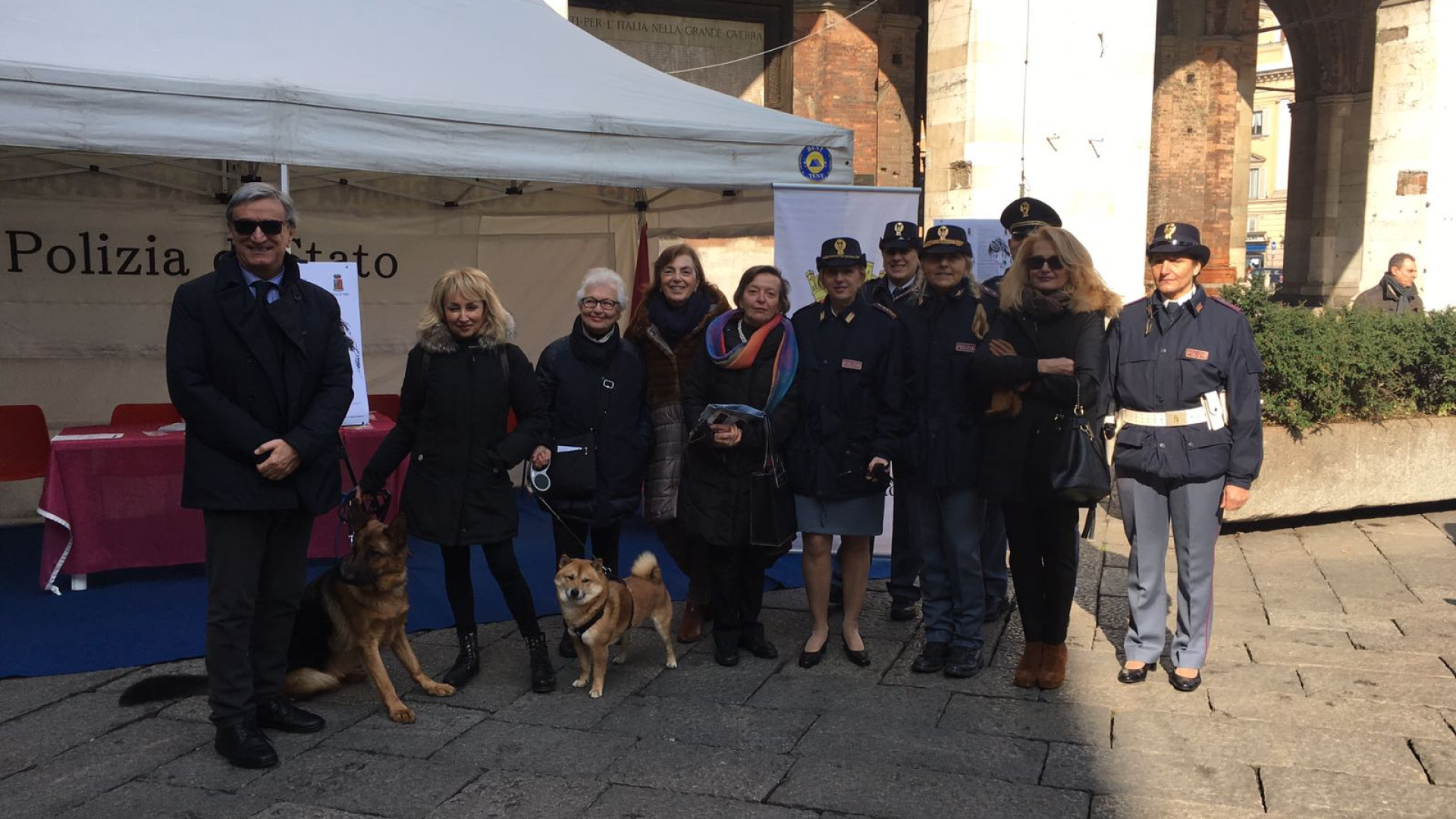"Donne, non abbiate paura di denunciare le violenze": in piazza il camper della Polizia
