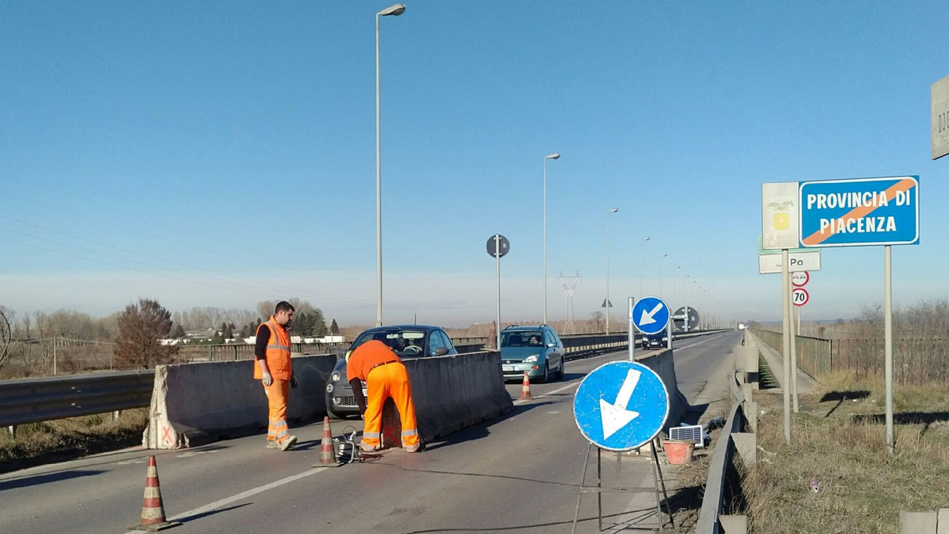 Ponte di Pievetta, carreggiata ristretta per non far passare i camion
