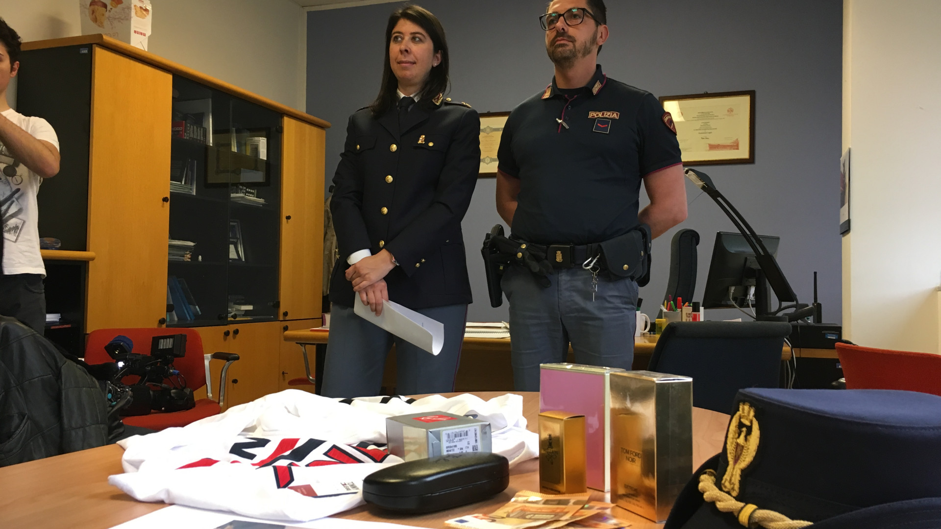 Shopping con le carte di credito rubate, in manette due romeni