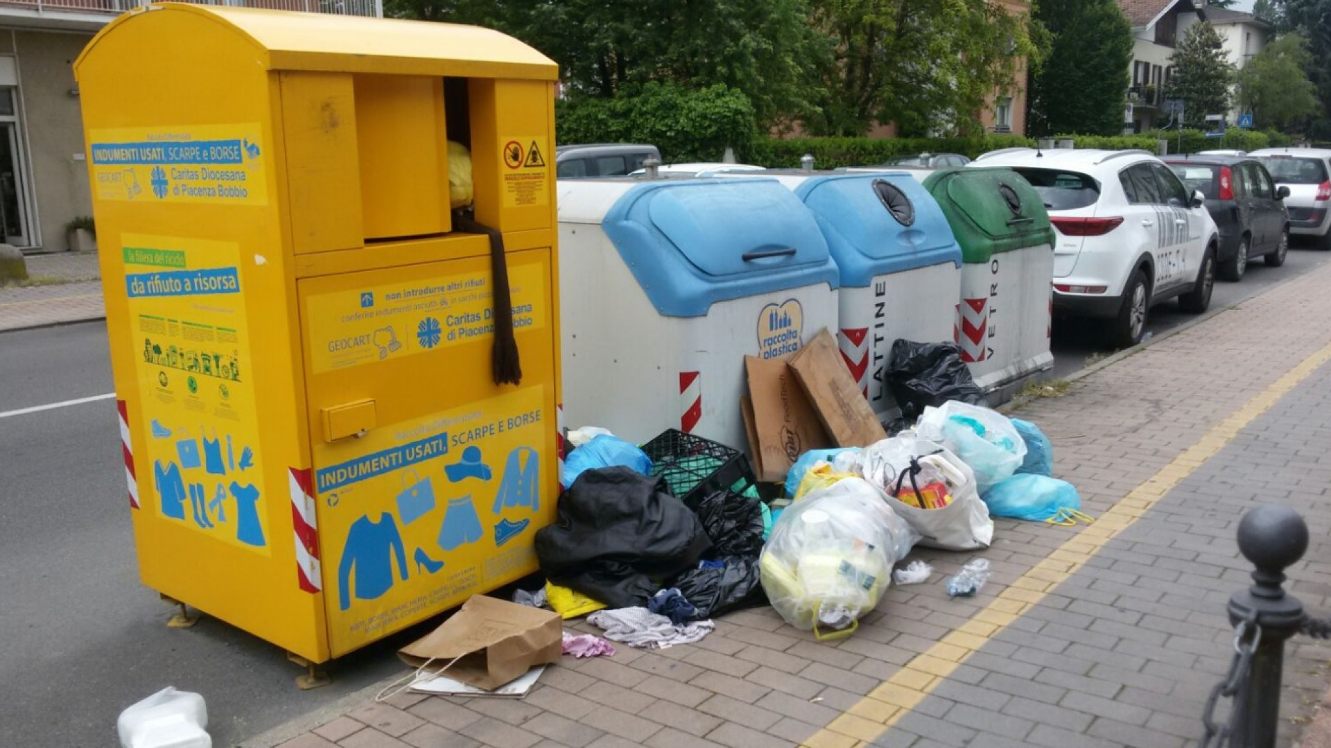 Inciviltà senza fine: ancora rifiuti abbandonati in via Veneto e in via Cipelli