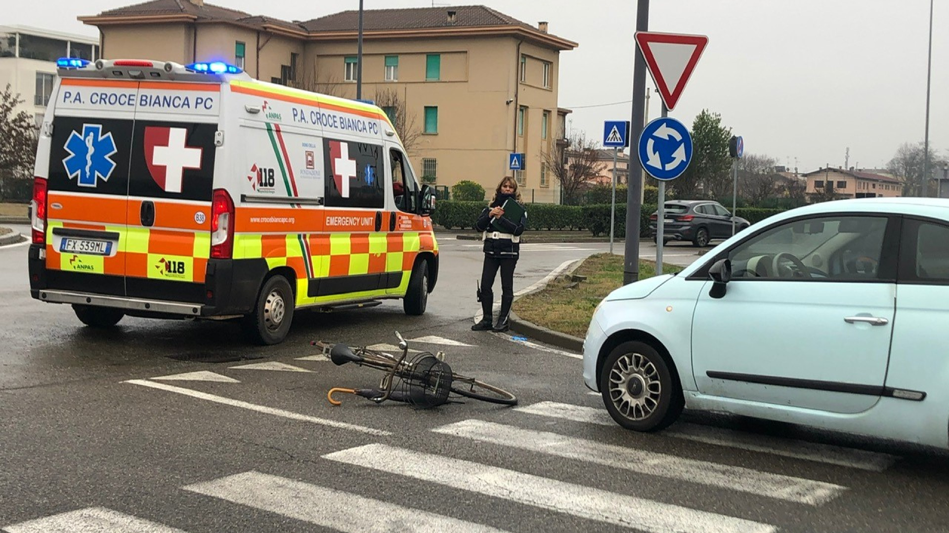 Anziano in bicicletta investito alla rotonda di corso Europa. Trasportato in ospedale