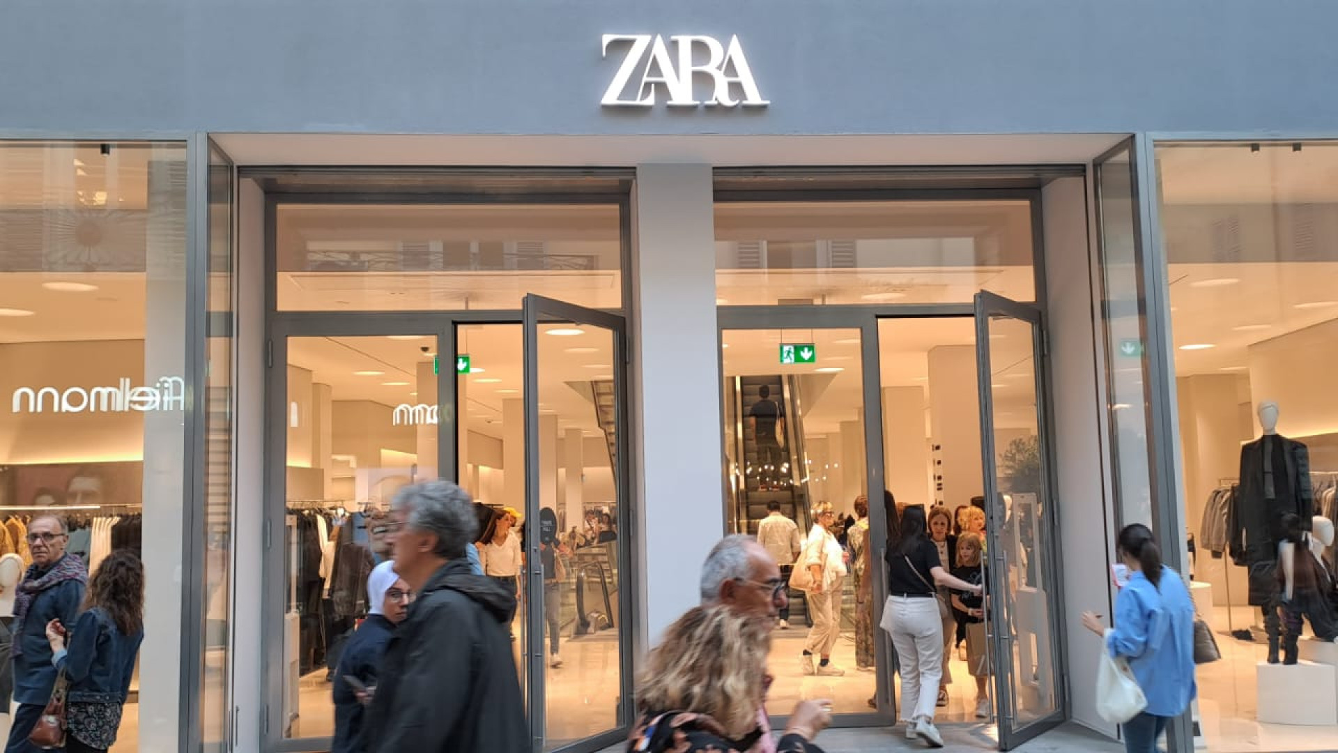 Zara ha riaperto dopo oltre tre mesi di cantiere. Sos inquilini per l'ex H&M