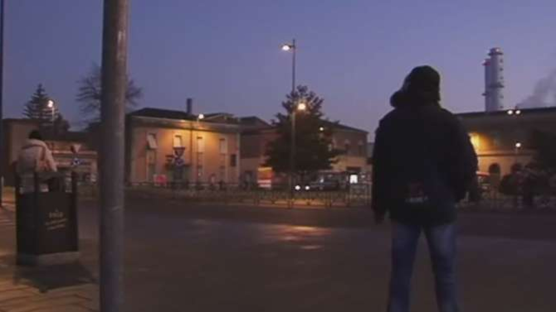 Bottiglia spezzata puntata alla pancia: rapinato in strada di soldi e cellulare