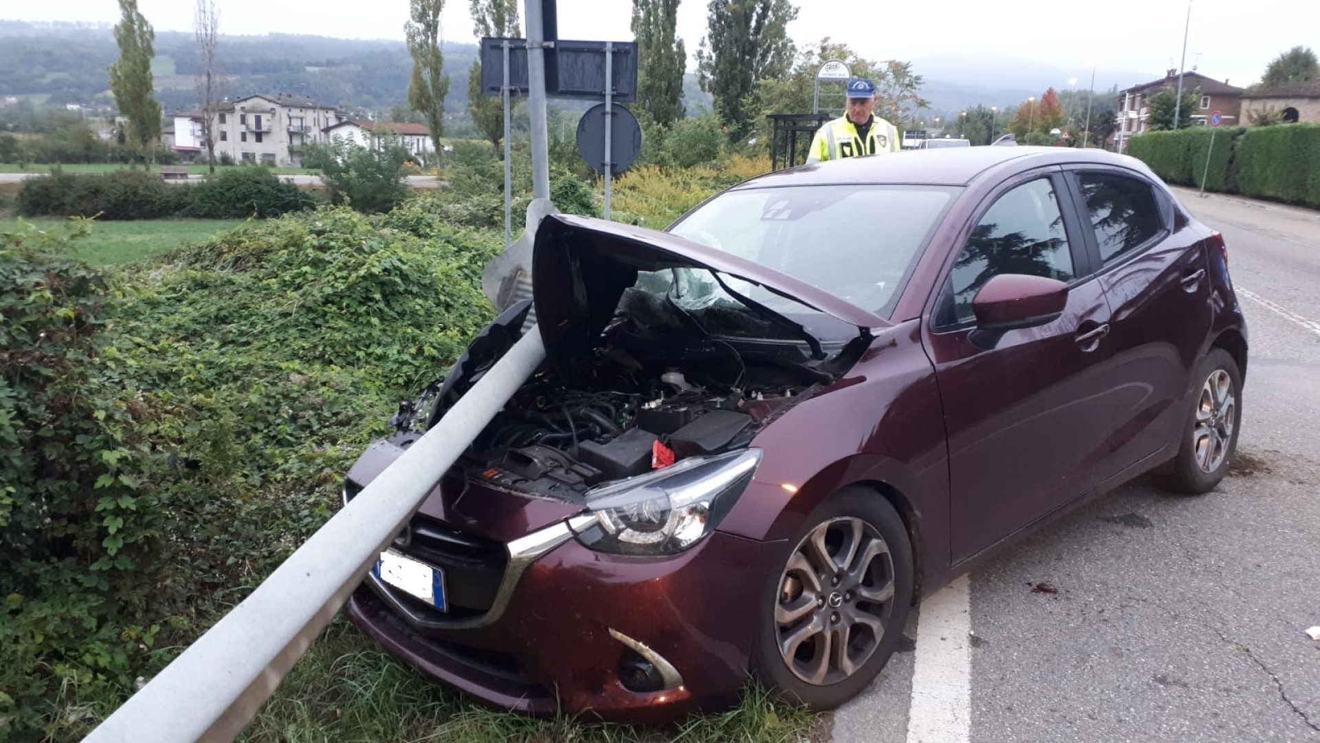 Auto sbanda e si schianta contro il guardrail ad Albarola. Ferita una giovane