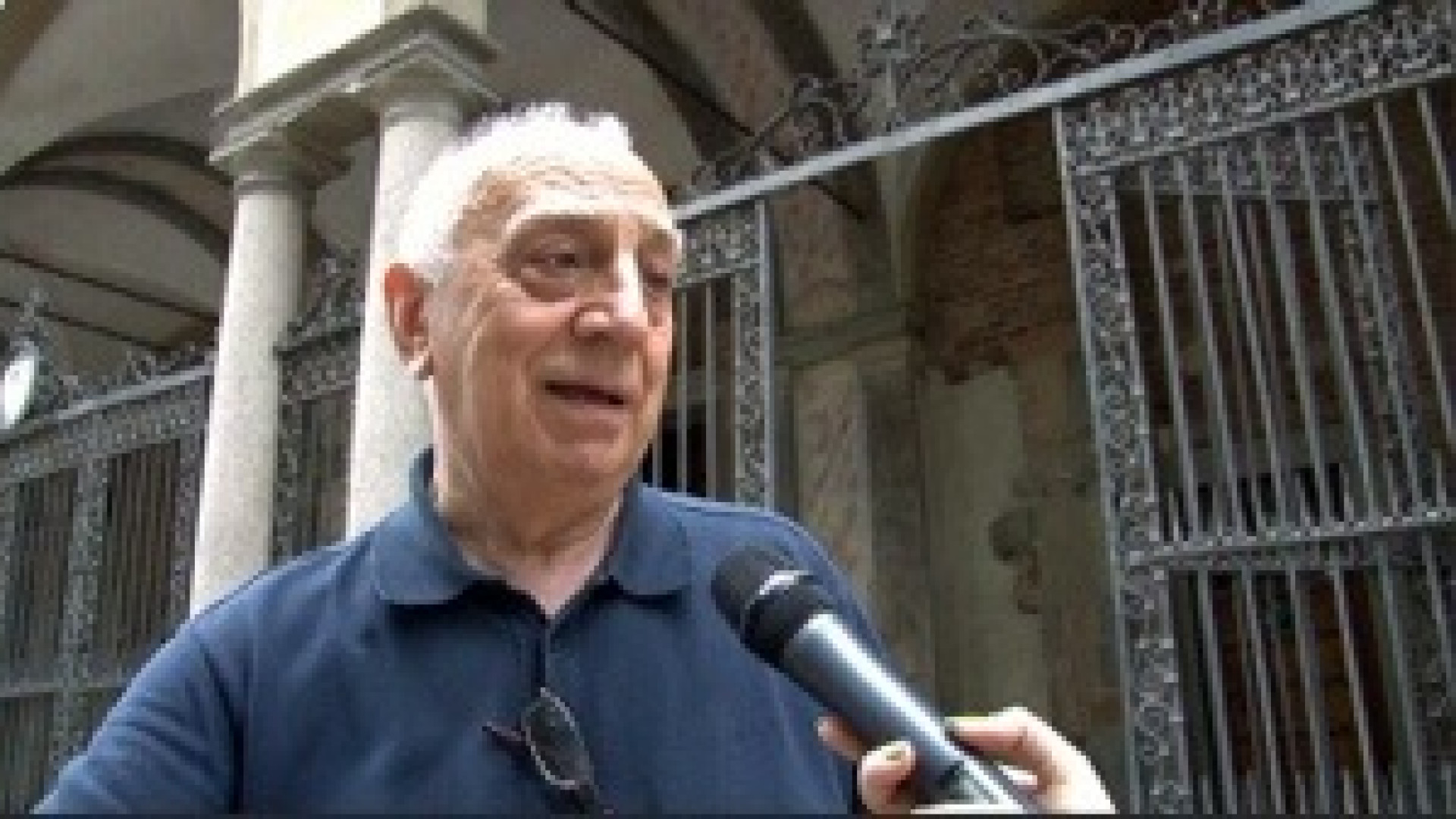 Bottiglie e sporcizia sui gradini di San Savino: residenti esasperati