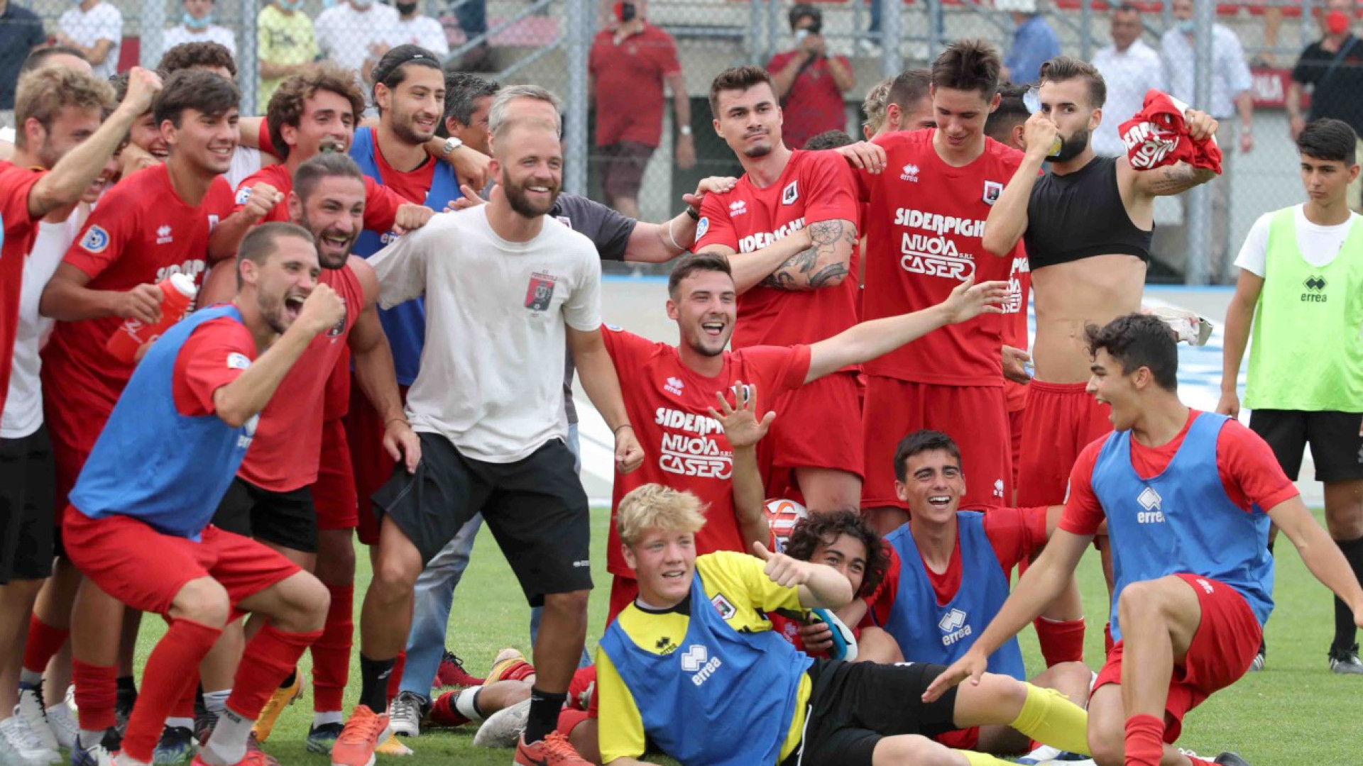 Fiorenzuola a un passo dal sogno. Mezzolara battuto 3-0, perde l'Aglianese: è sorpasso