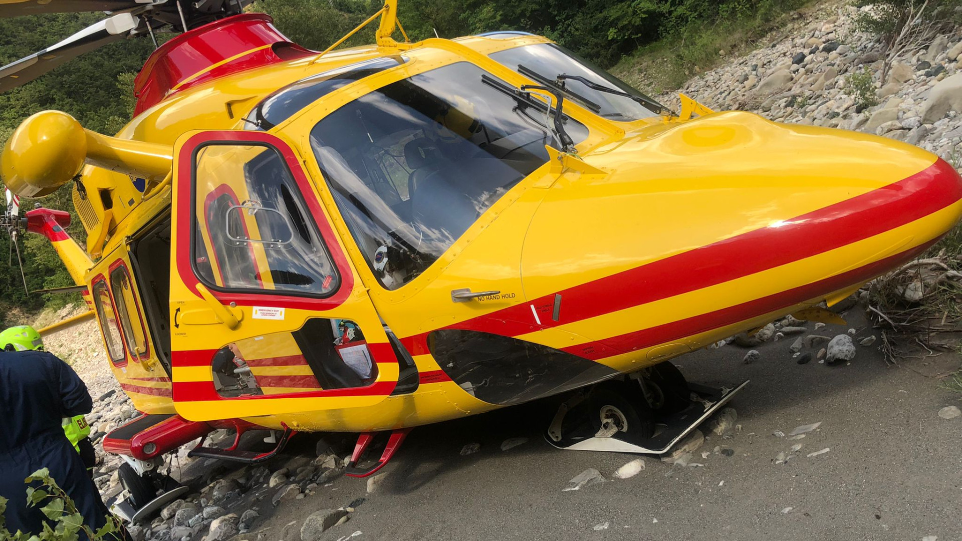 Malore alla spiaggia dei naturisti: soccorso alpino e pompieri in azione