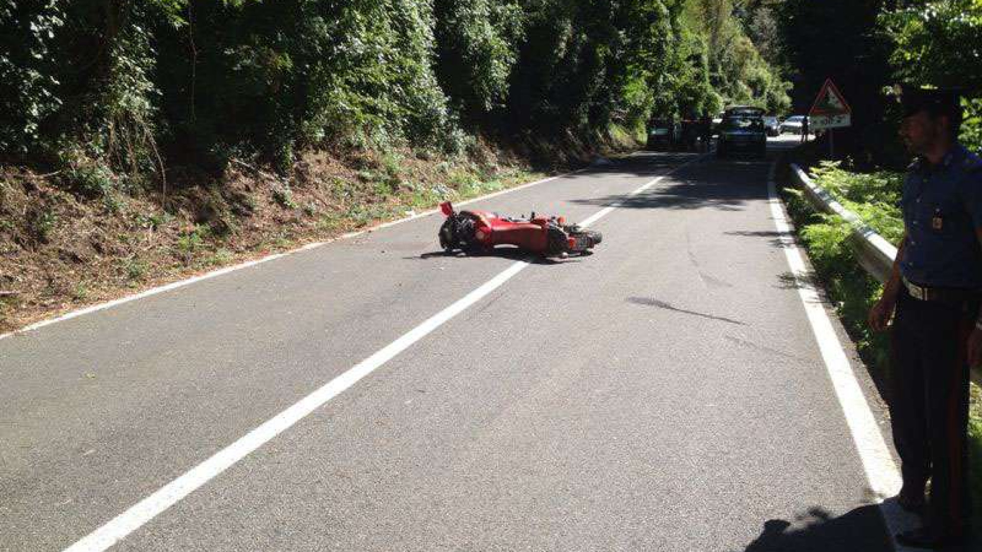 Ottone, sbuca un capriolo sulla strada: motociclista sbanda e cade