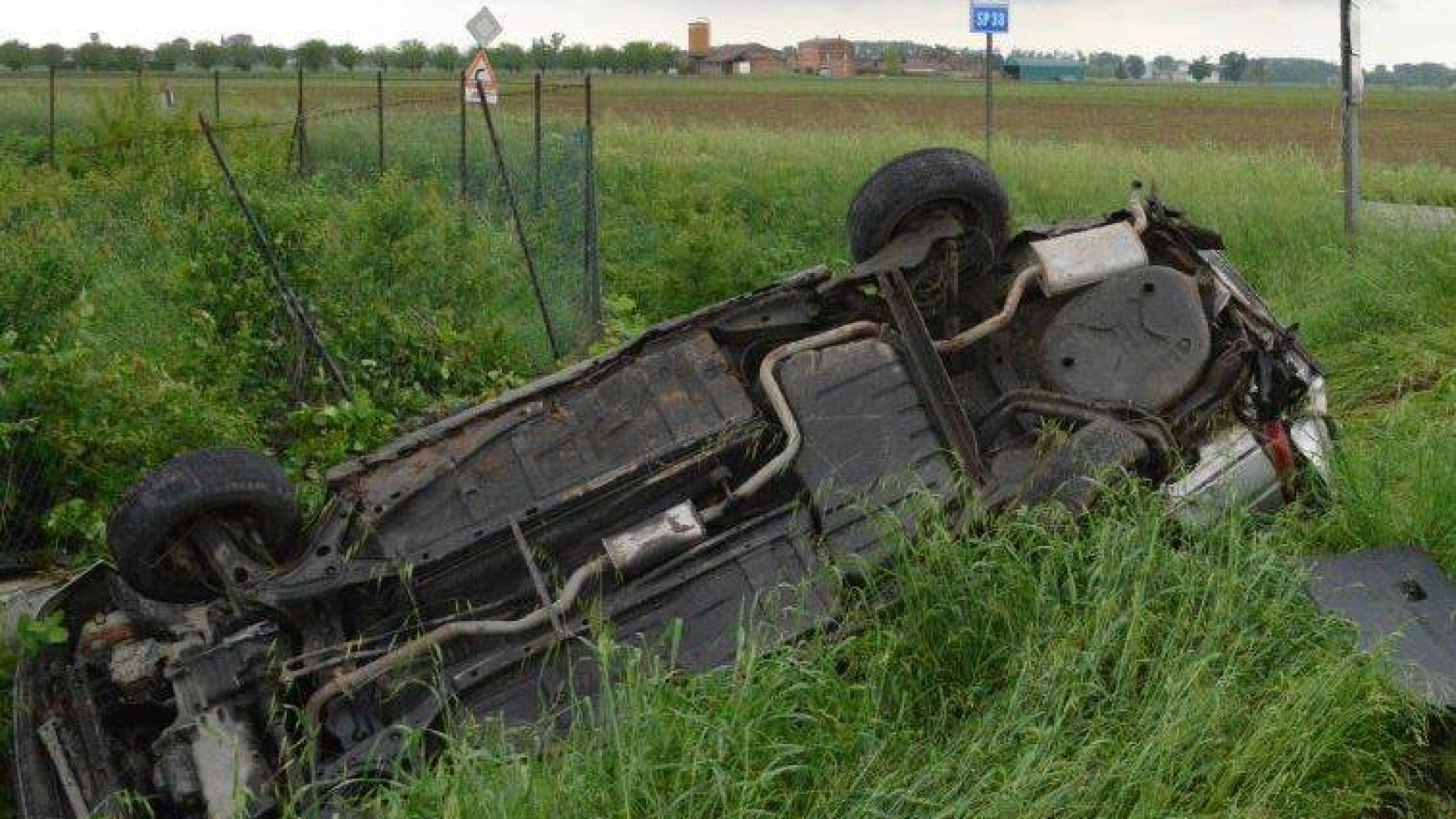Auto ribaltata tra San Protaso e Fiorenzuola. Minorenne alla guida