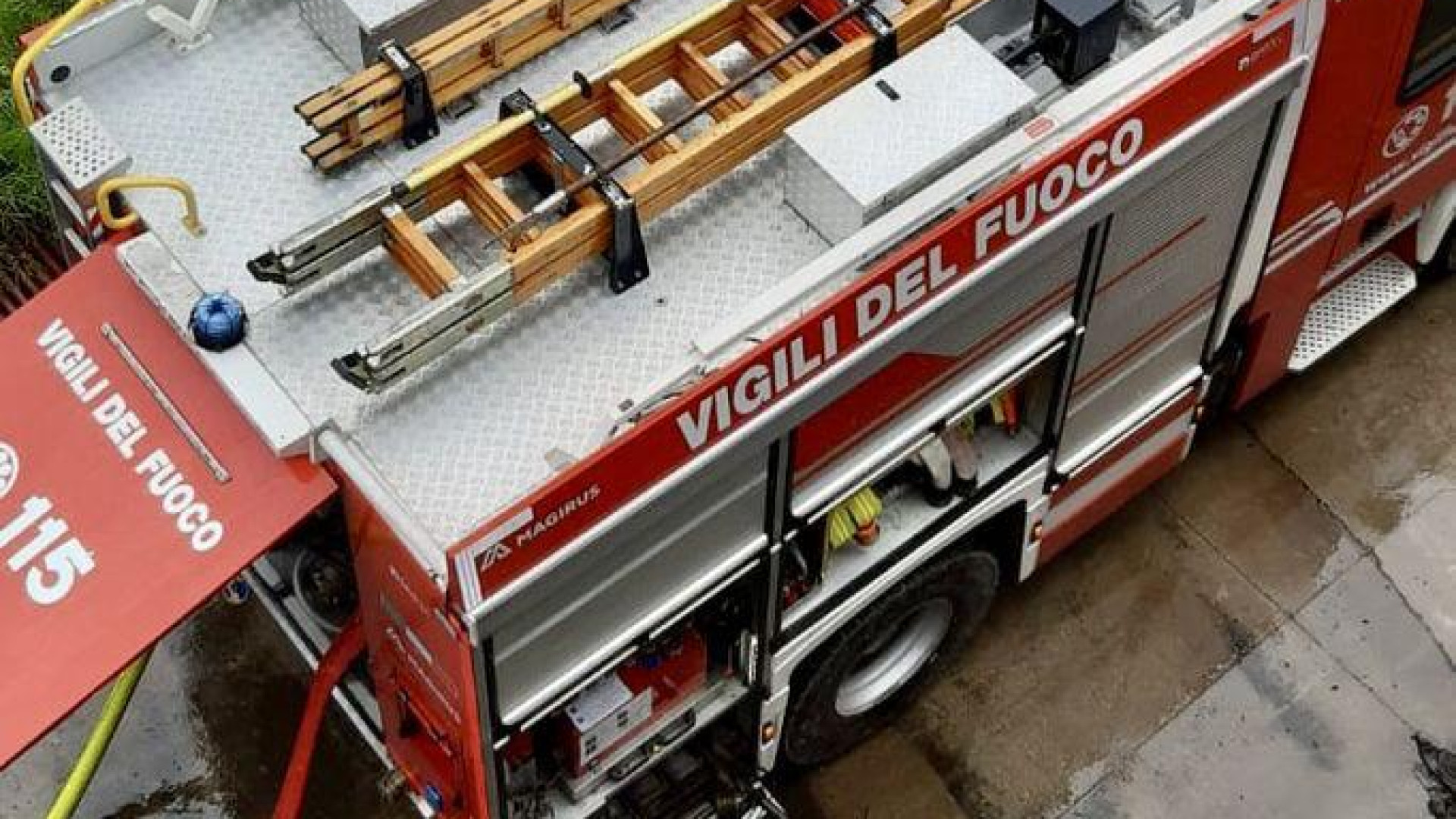 Lugagnano: scoppia incendio in un capannone. Vigili del fuoco spengono le fiamme