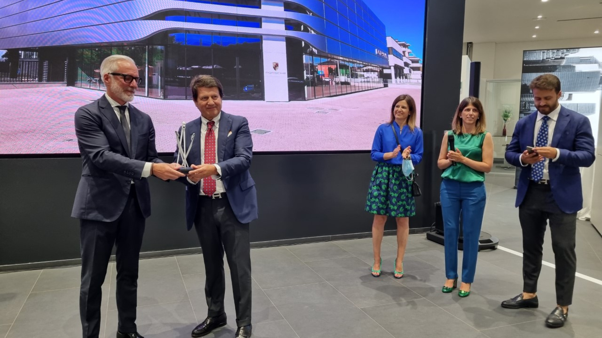 Inaugurato in via Emilia Pavese il primo Destination Porsche Center d'Italia