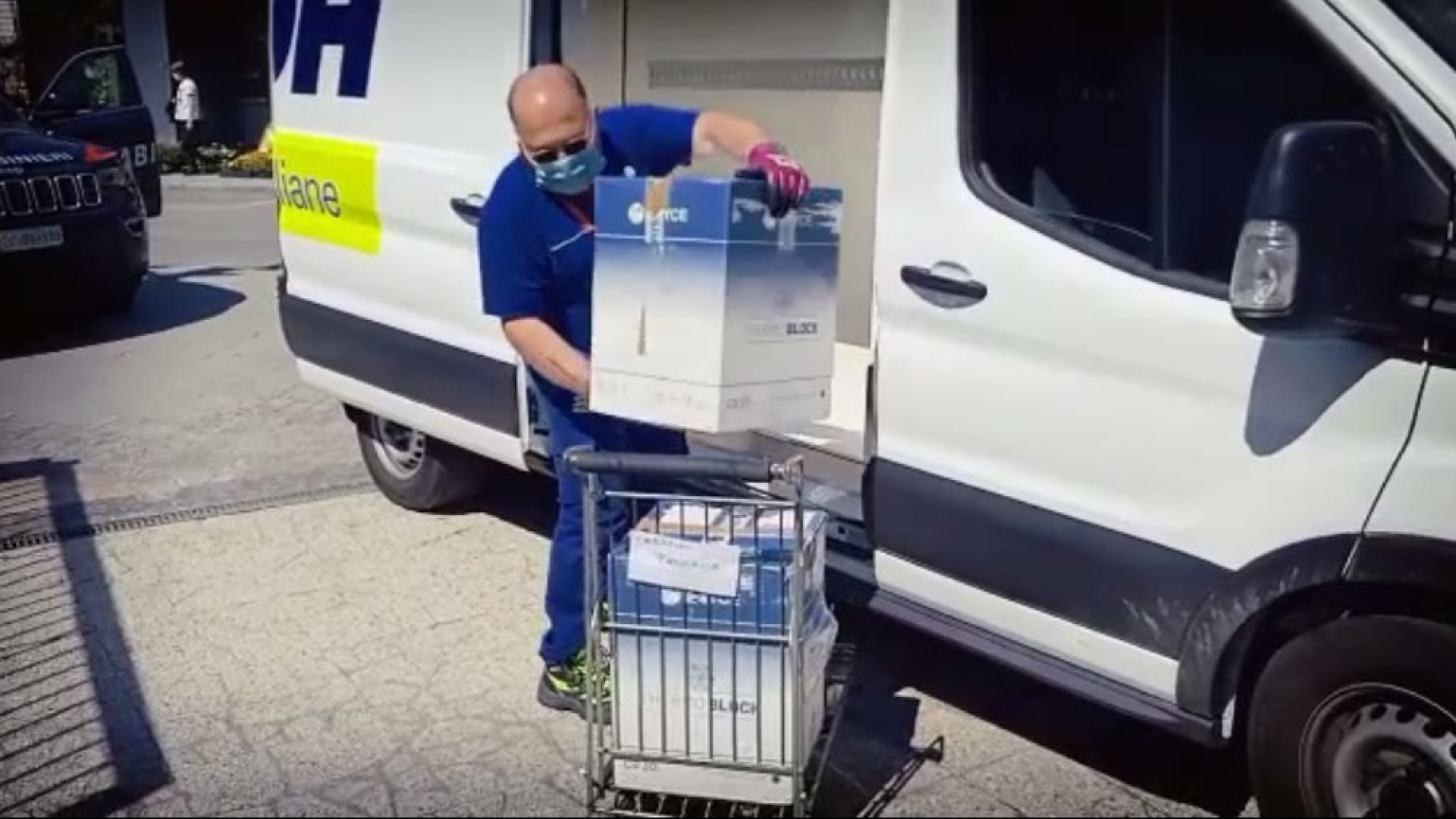Vaccini, arrivate 2.800 dosi Moderna consegnate dai furgoni-frigo delle Poste