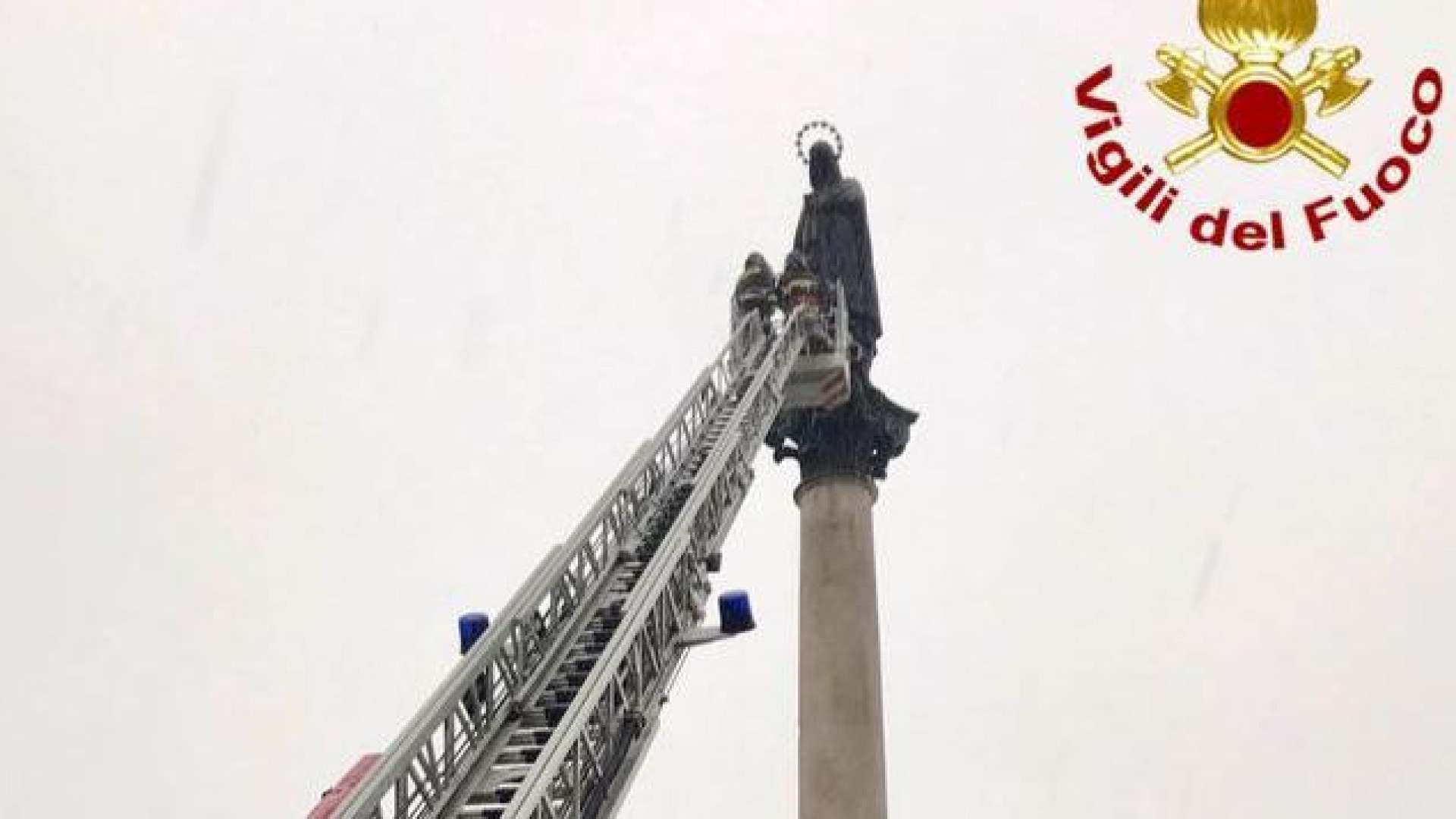La neve non ferma i vigili del fuoco: posata una corona di fiori a Maria Immacolata