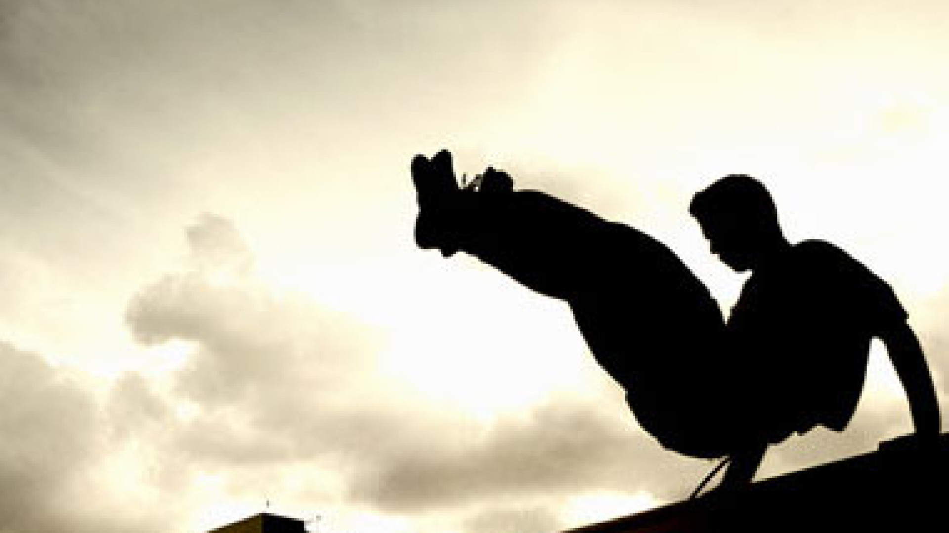 Fermati mentre scavalcano il cancello di una ditta: "Stavamo facendo parkour"