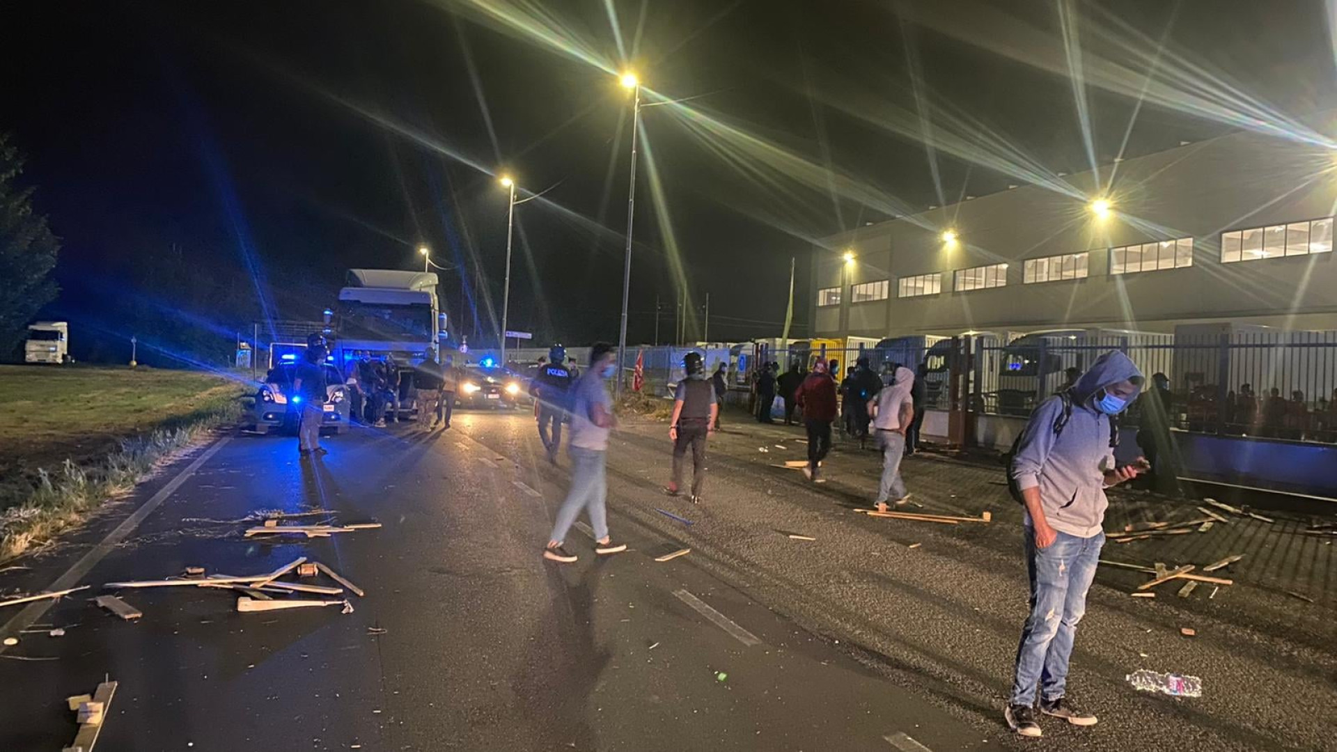 Chiusa Fedex-Tnt di Piacenza, scontri nel Lodigiano: operaio ferito