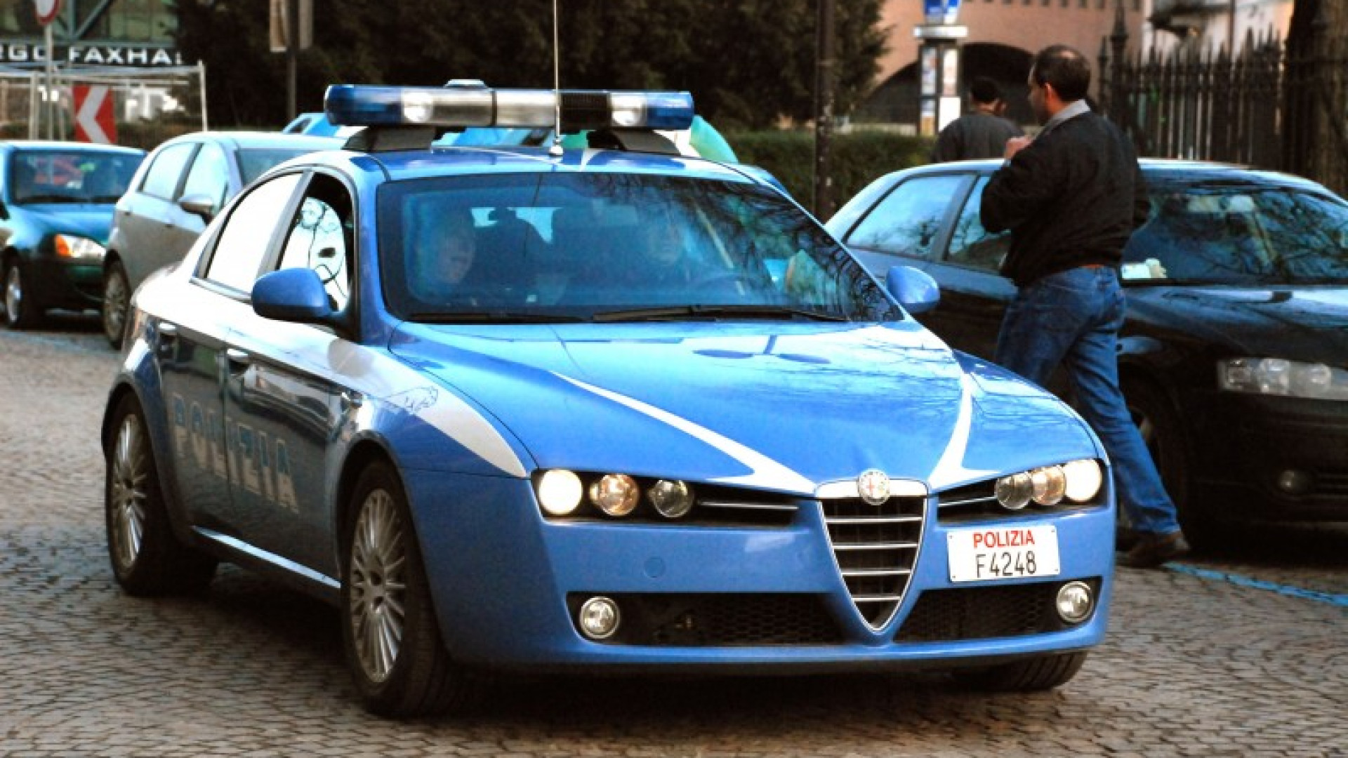 Minorenne rapinato all'uscita di un bar da un uomo in bicicletta