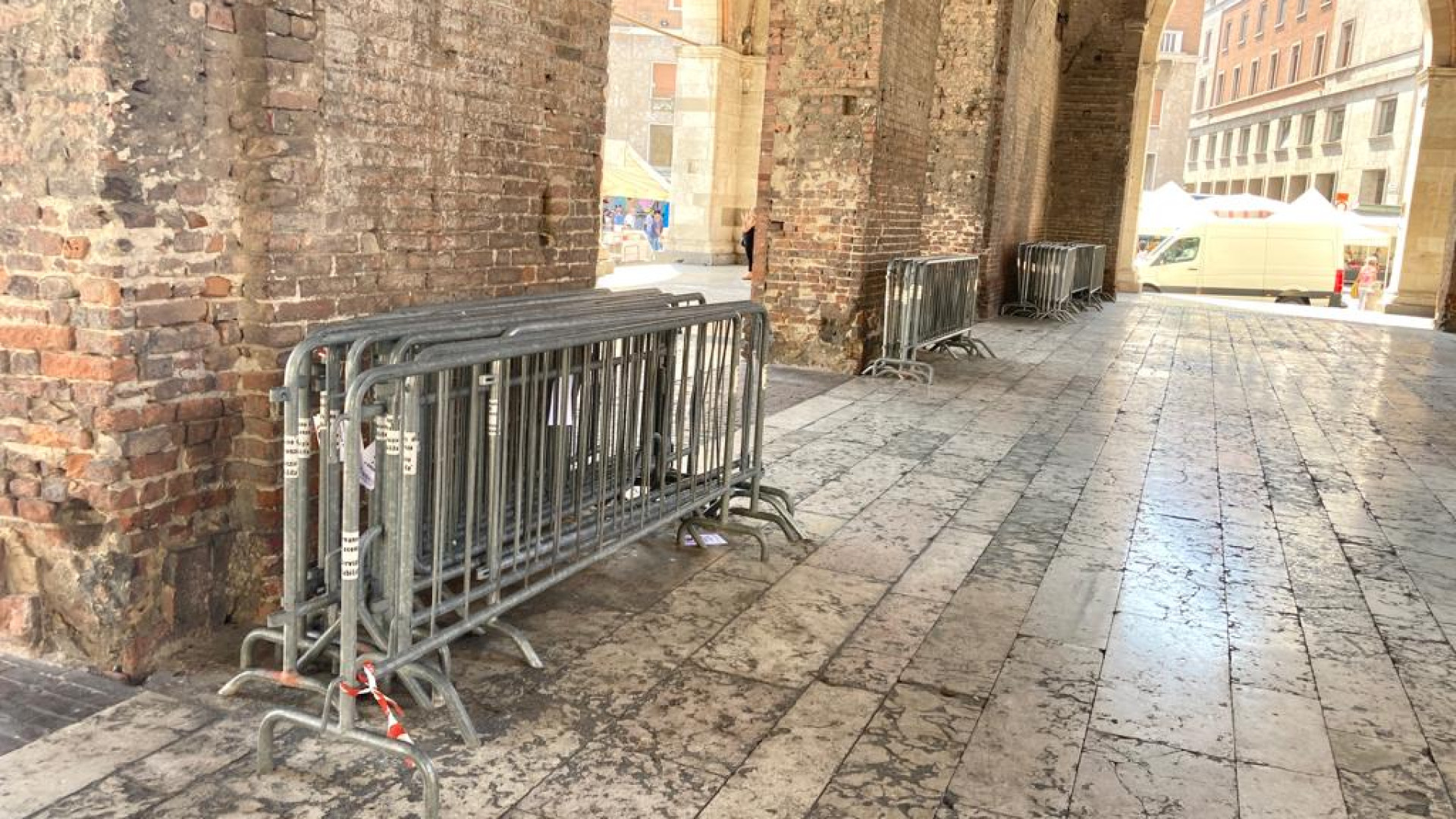 Vandali su palazzo Gotico, beffate le telecamere. Lega: "Migliorare i controlli"
