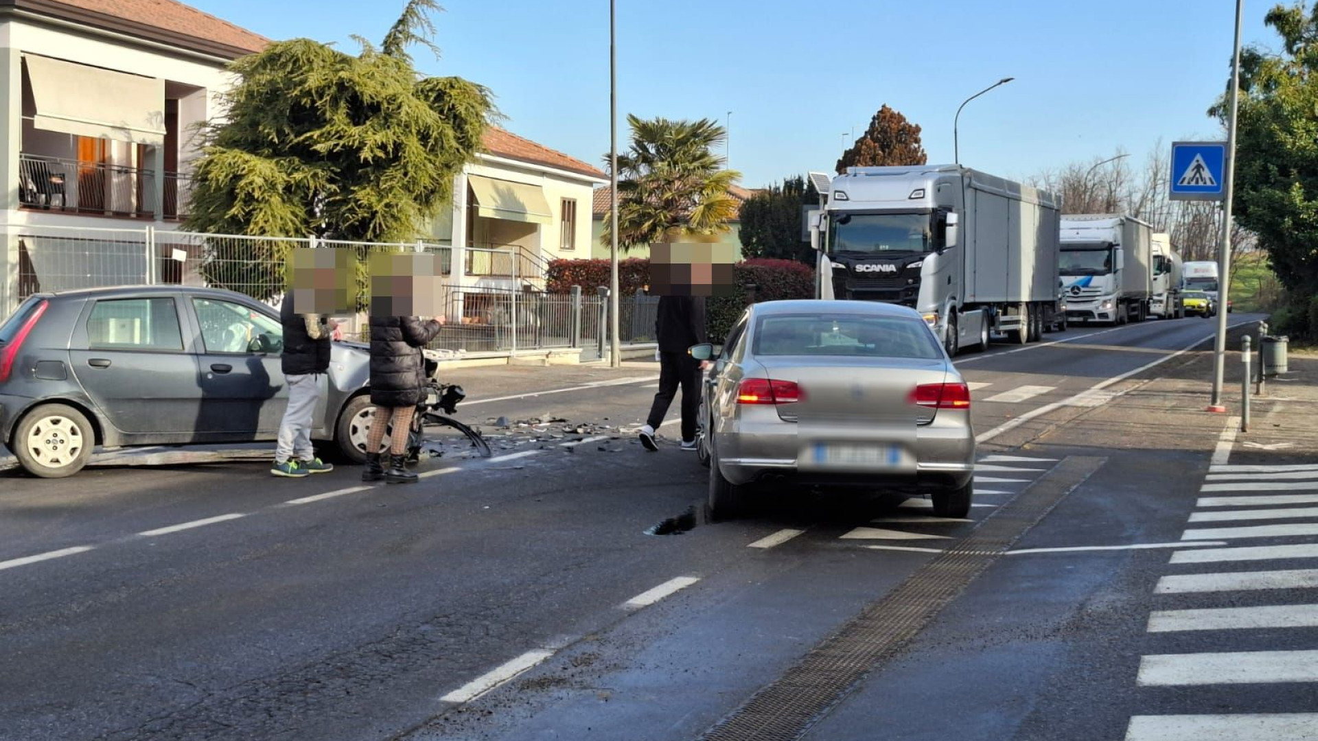 Scontro tra due auto a Castel San Giovanni, disagi al traffico in via Allende