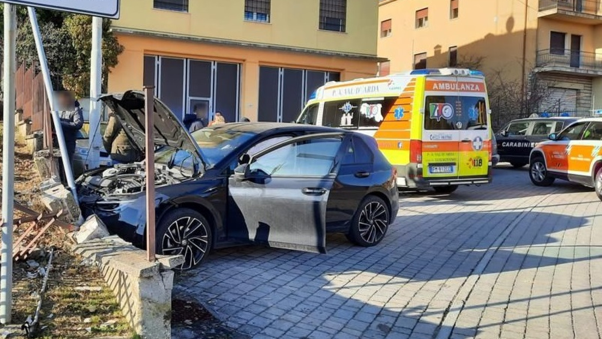 Vernasca, parcheggia senza il freno: auto contro il muro della caserma