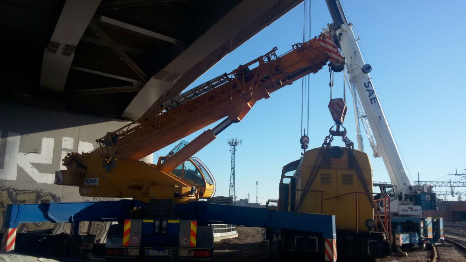Locomotore deragliato in stazione, rimesso sui binari con due autogru