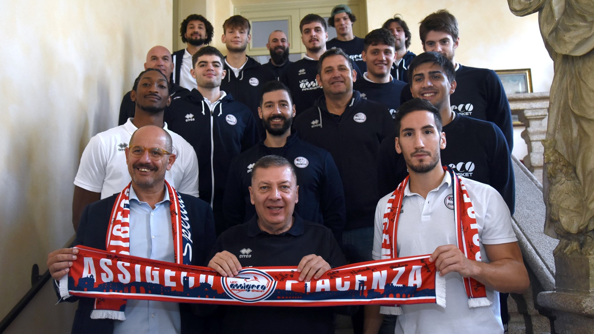Le sciarpe dell'Assigeco Basket in Comune. "Realtà importante per il territorio"
