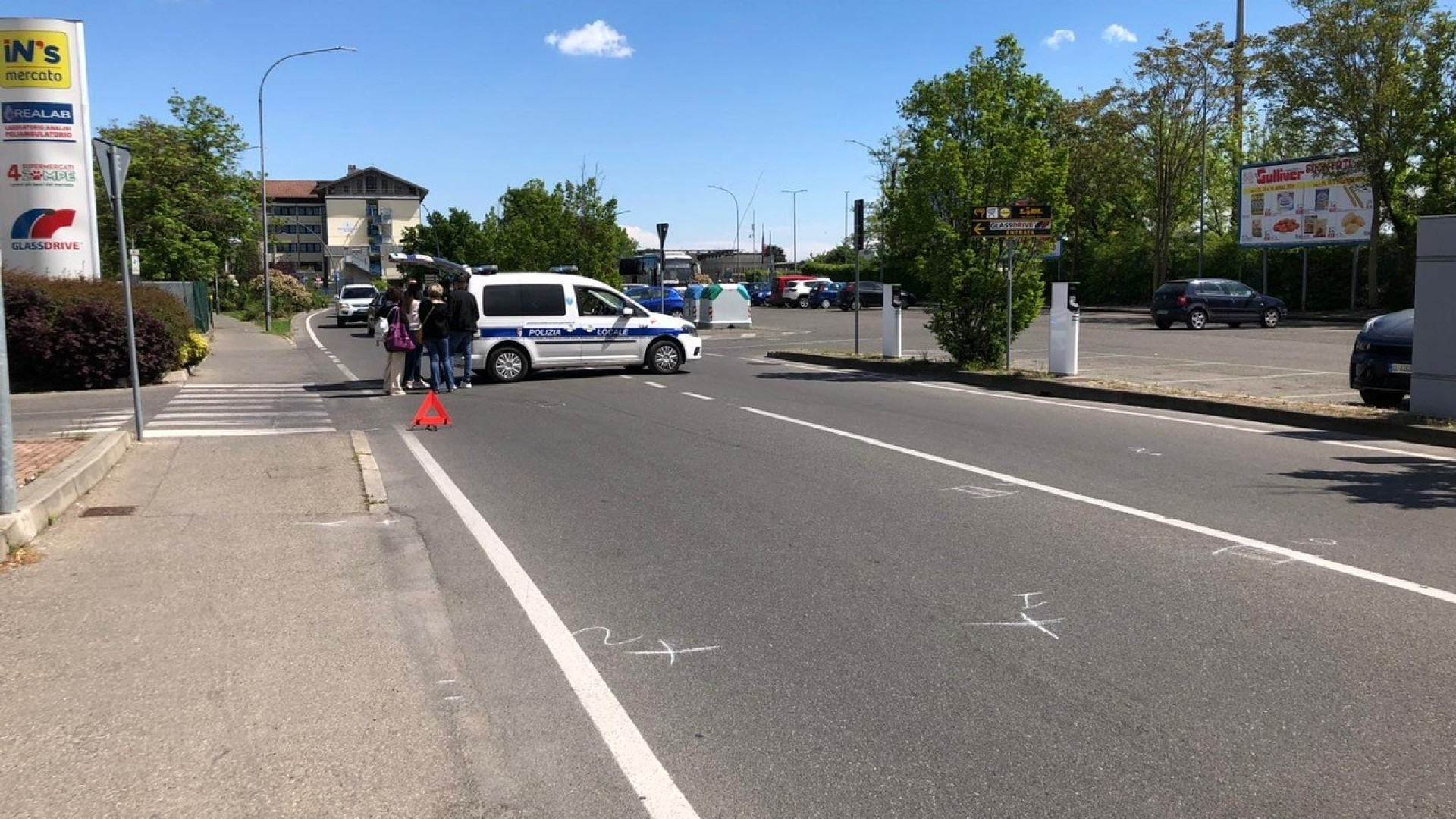 Incidente in via Boselli, auto contro scooter: ferito il conducente del due ruote