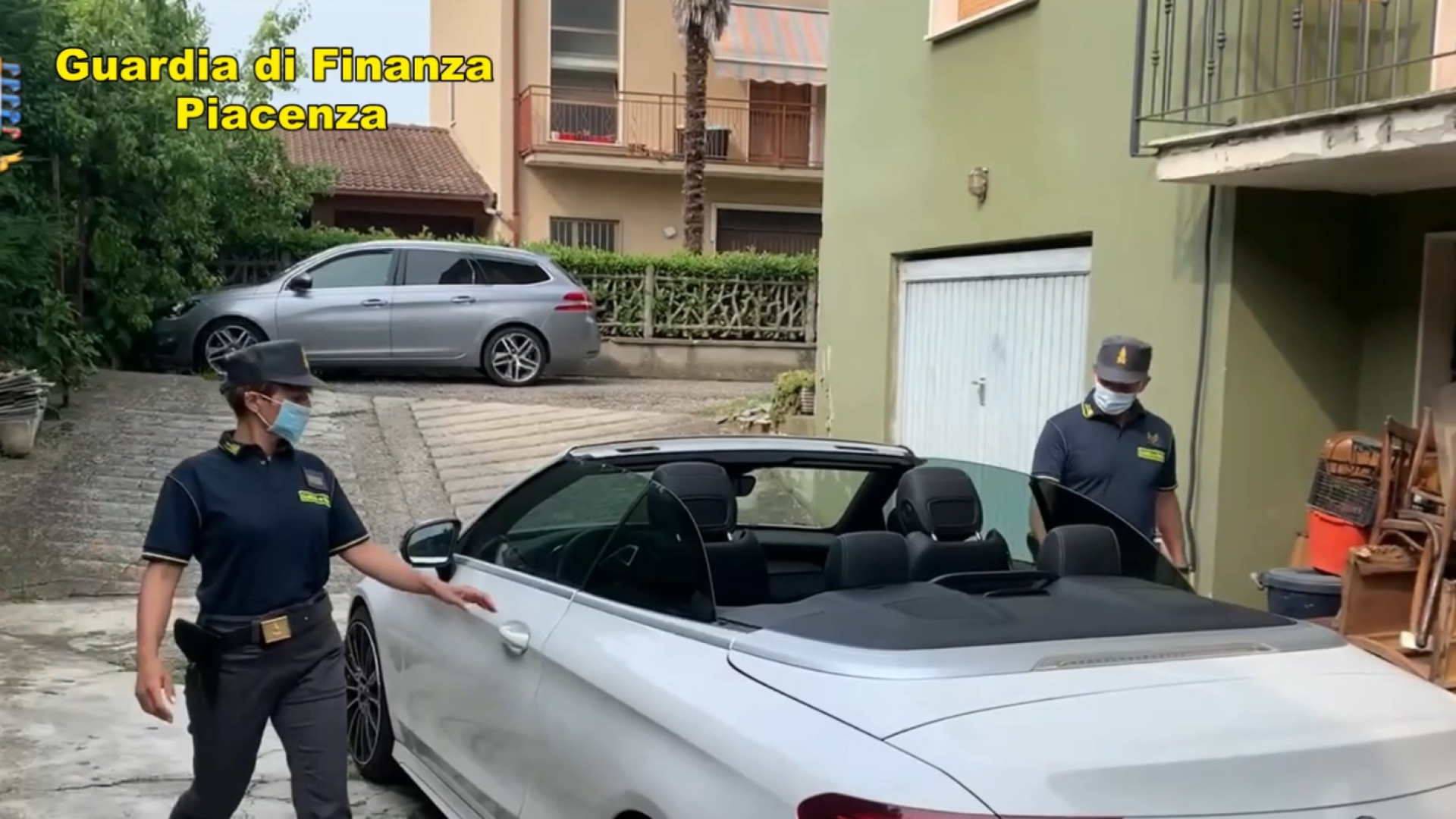 "Siamo dei Casamonica, non ti paghiamo l'auto": estorsione a un piacentino