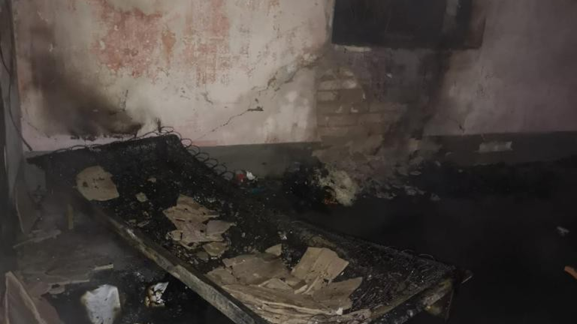 Prende fuoco il materasso e la cascina diventa una "camera a gas" piena di fumo: poliziotti rischiano la vita per salvare due senzatetto