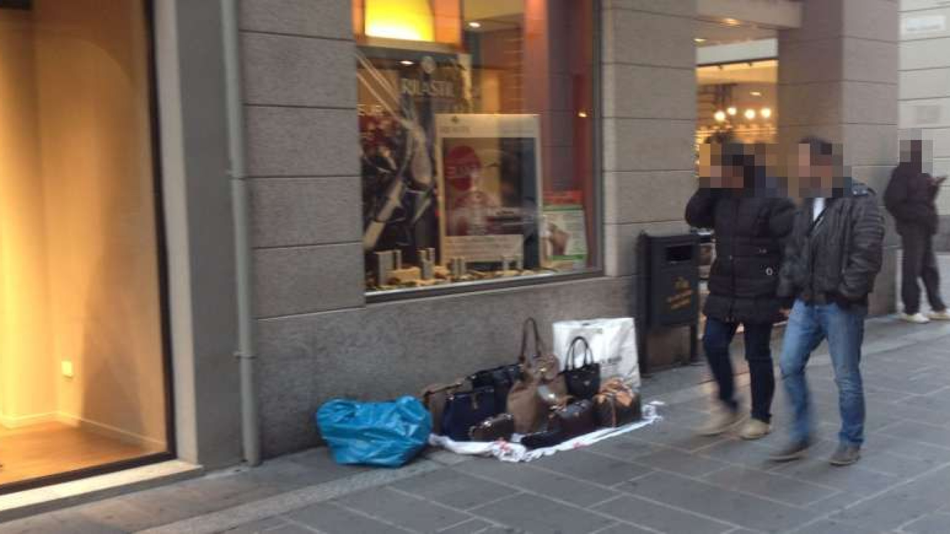 Venditori abusivi in centro, "Ma la Municipale dov'è?"