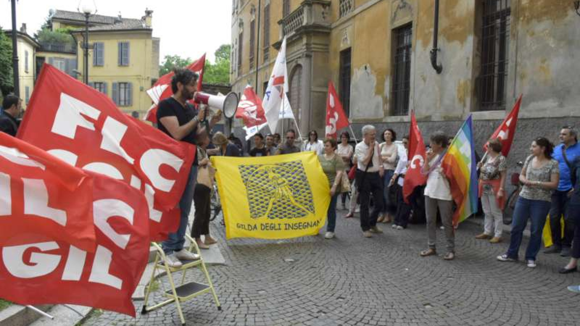 Insegnanti, genitori e sindacati contro la riforma scuola. Protesta in prefettura