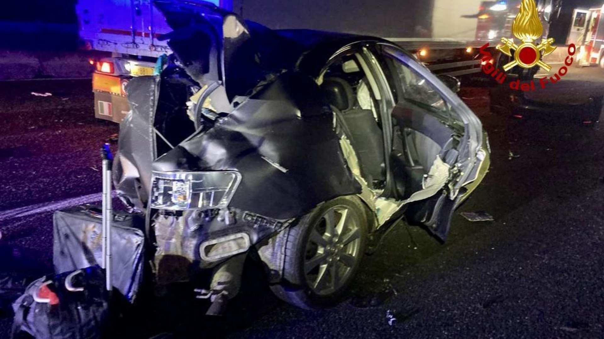 Scontro nella notte tra tre autoarticolati e un'auto sull'autostrada A1, tre feriti