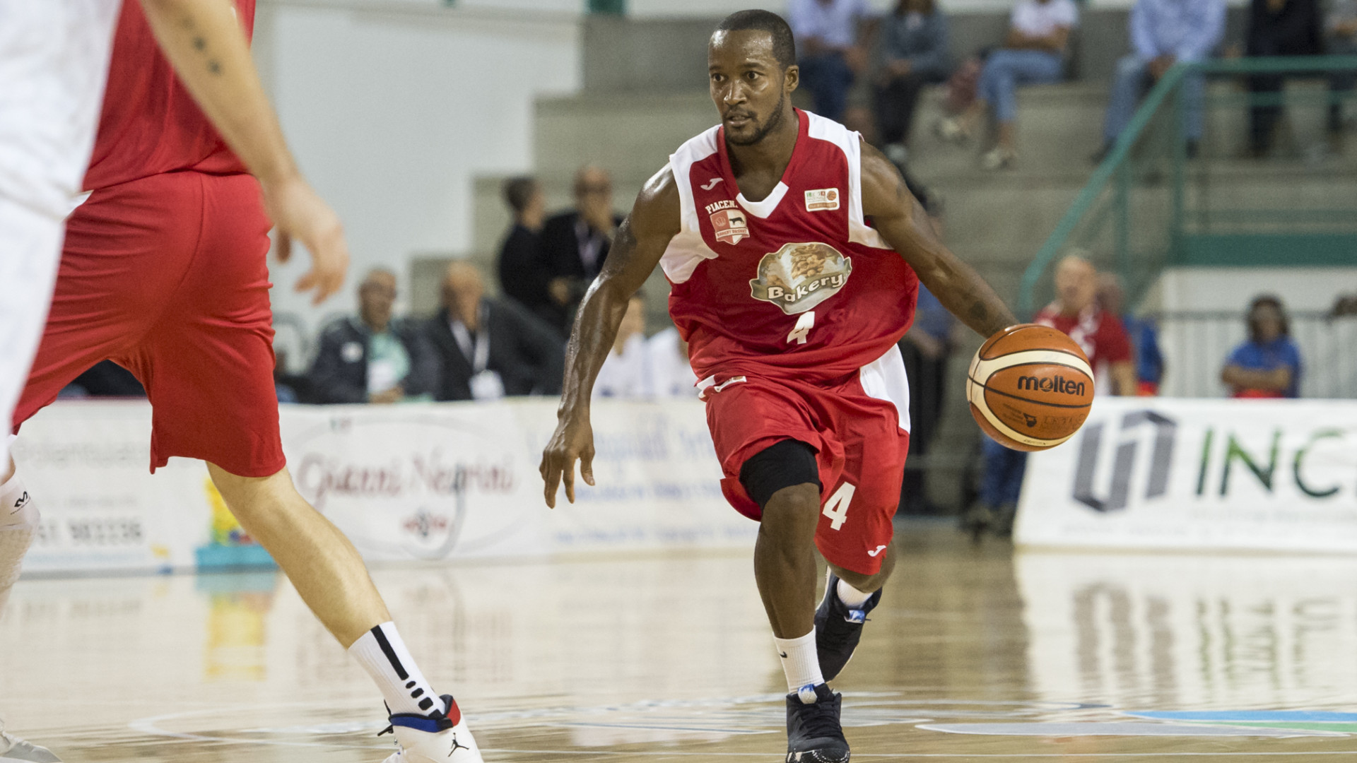 Esordio amaro nel basket dei grandi per la Bakery: fa festa Cento