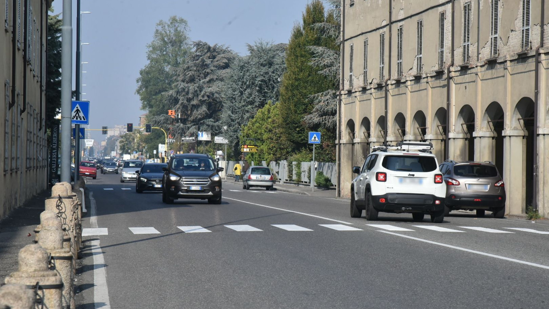 Via Emilia Parmense: "Attraversamento pericoloso". Mille firme