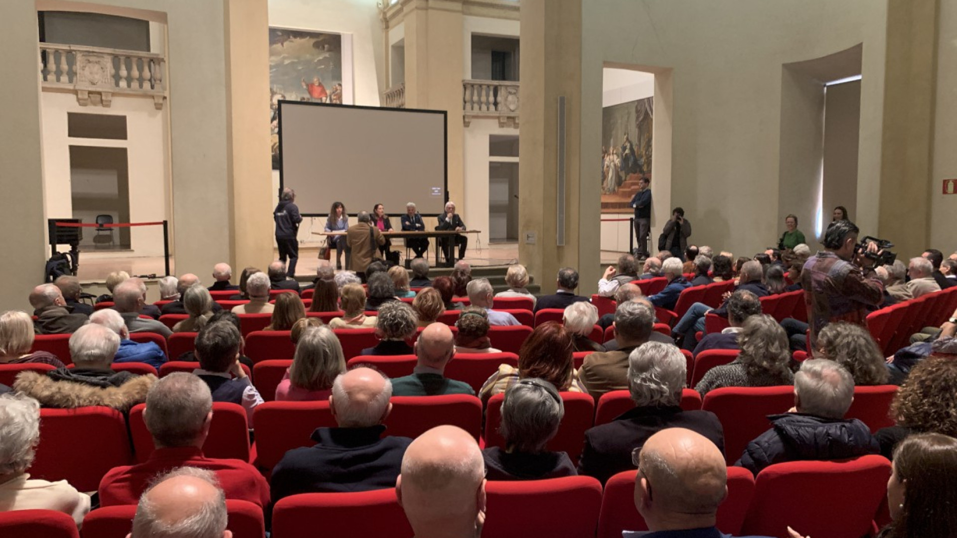 "Salviamospedale": perché No a un nuovo nosocomio. Cappella Ducale stracolma