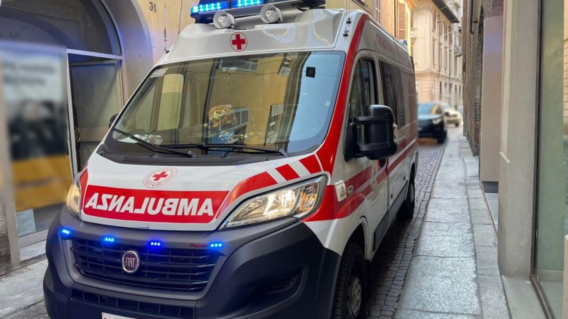 Cade dal ponteggio e compie un volo di due metri: infortunio in centro storico
