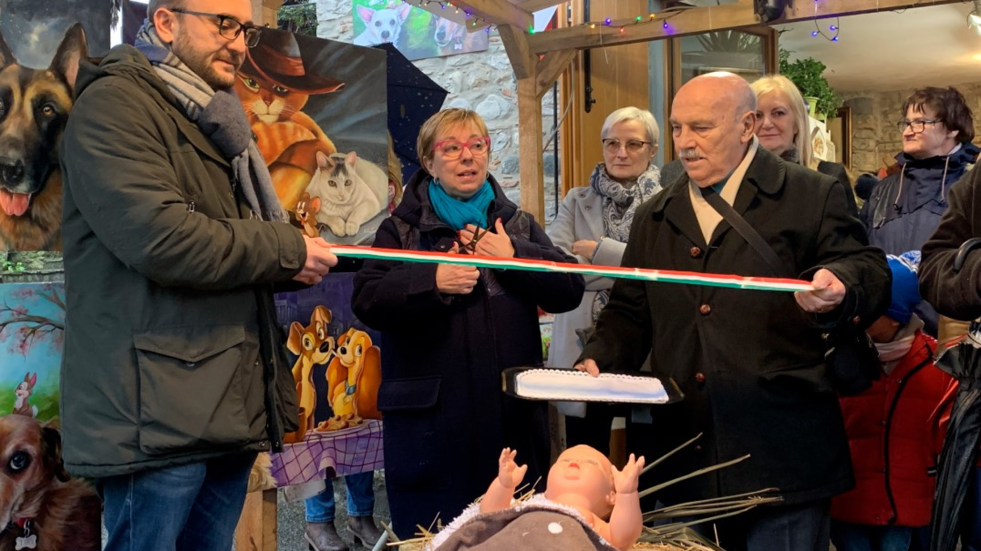 A Diara ecco la prima strada di colori. Cani e gatti nelle fiabe con la pittrice Calamita