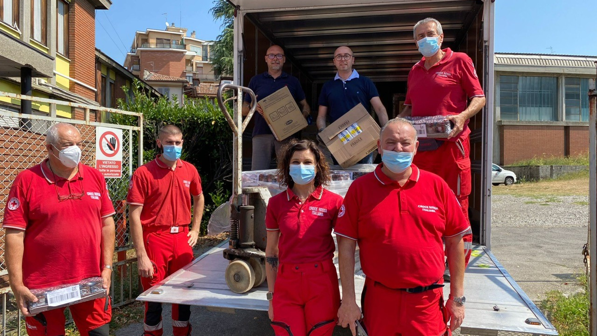 Aumentano le famiglie in difficoltà, Cal dona alimenti alla Croce Rossa