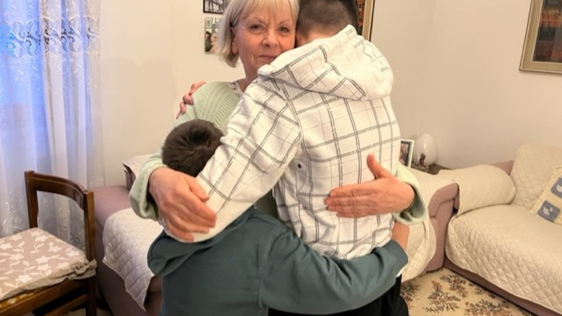 Dall'Ucraina a Gropparello da soli in pullman: due bambini accolti dalla nonna