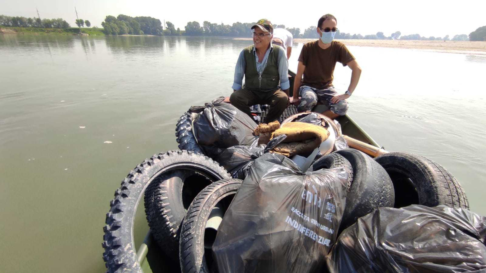 Pneumatici, plastiche e vetro: i volontari raccolgono i rifiuti lungo il Po a Calendasco