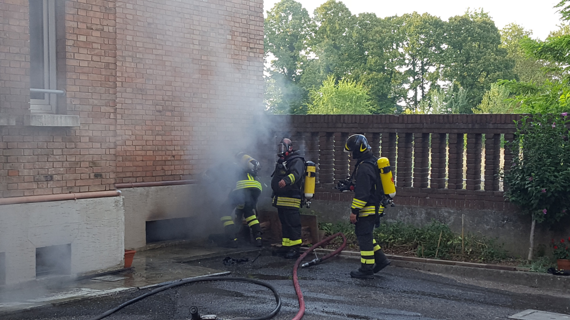 A fuoco le cantine, quattro intossicati in via San Sepolcro