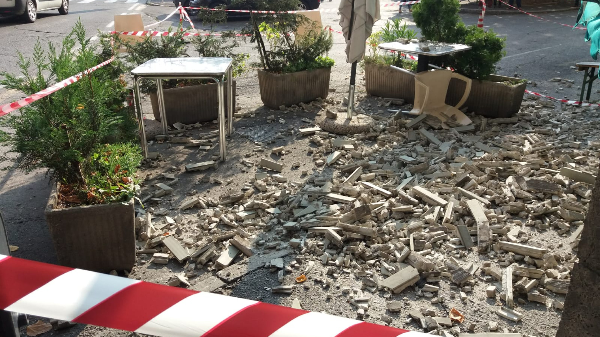 Si stacca il rivestimento di un condominio, piovono calcinacci sui tavoli di un bar