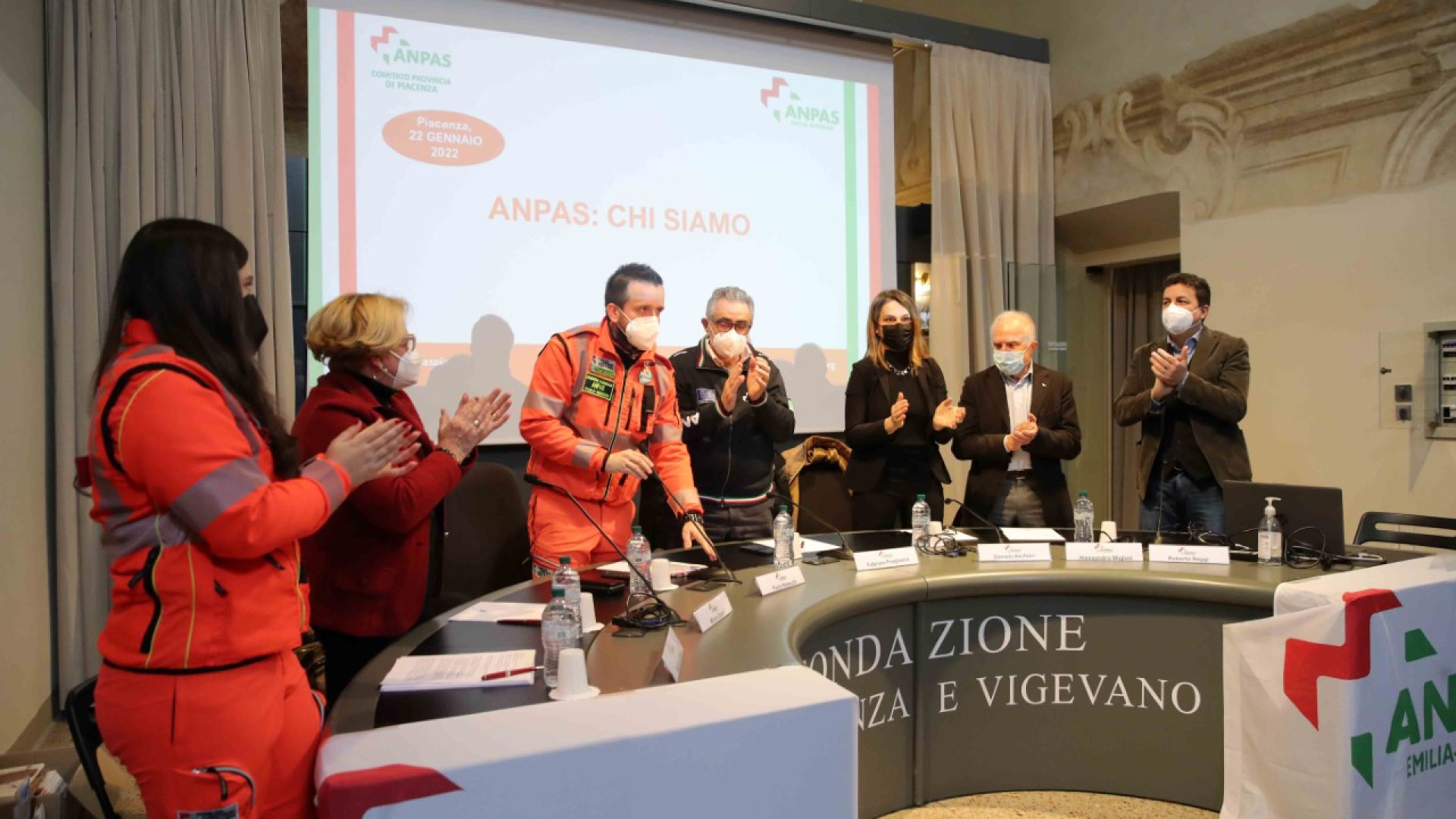 Pregliasco: "Abituarsi a convivere con il virus. Quarta dose per i soggetti fragili"