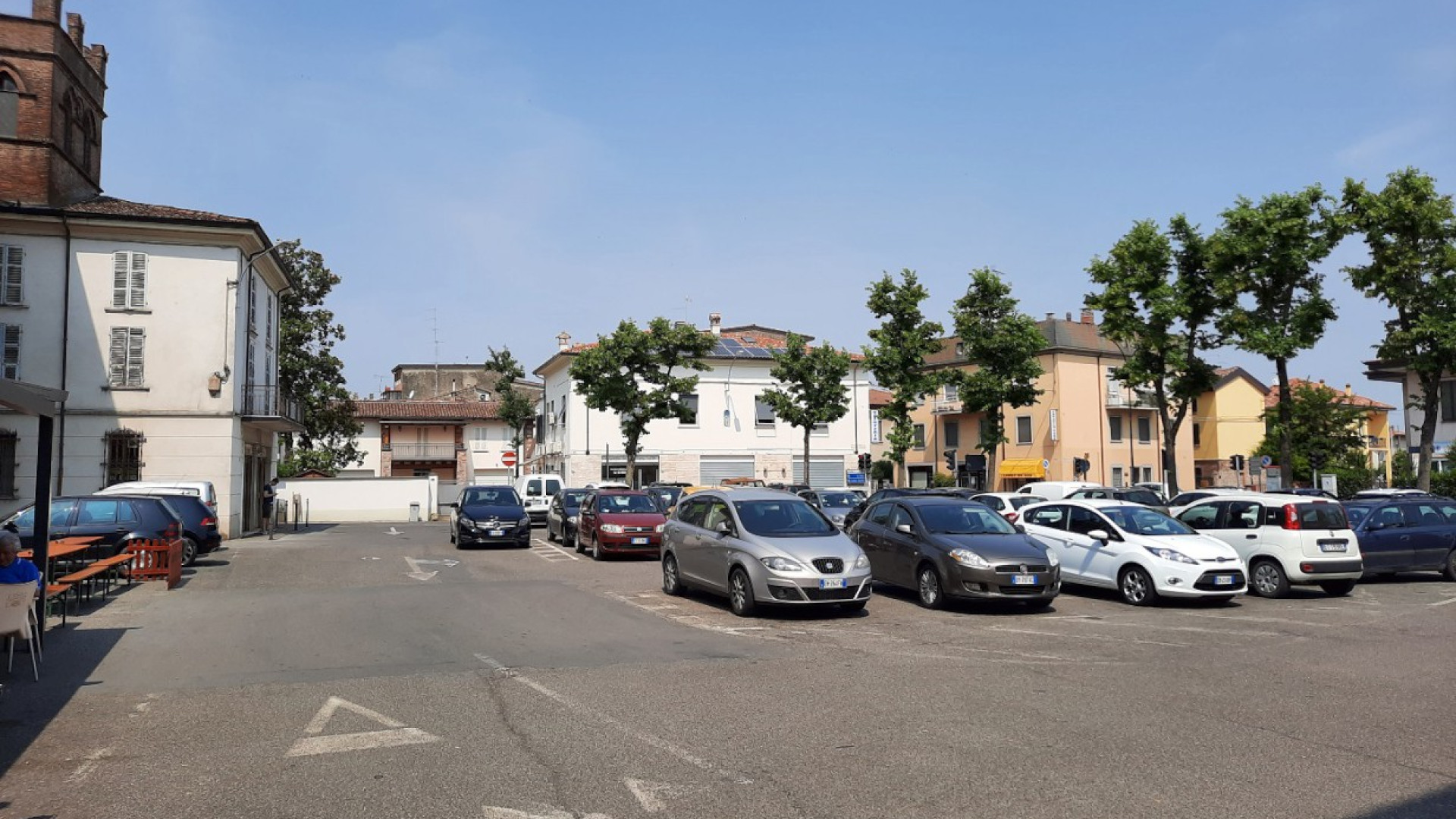 Raccolta firme a Podenzano: "No al progetto di piazza Italia, toglie parcheggi"