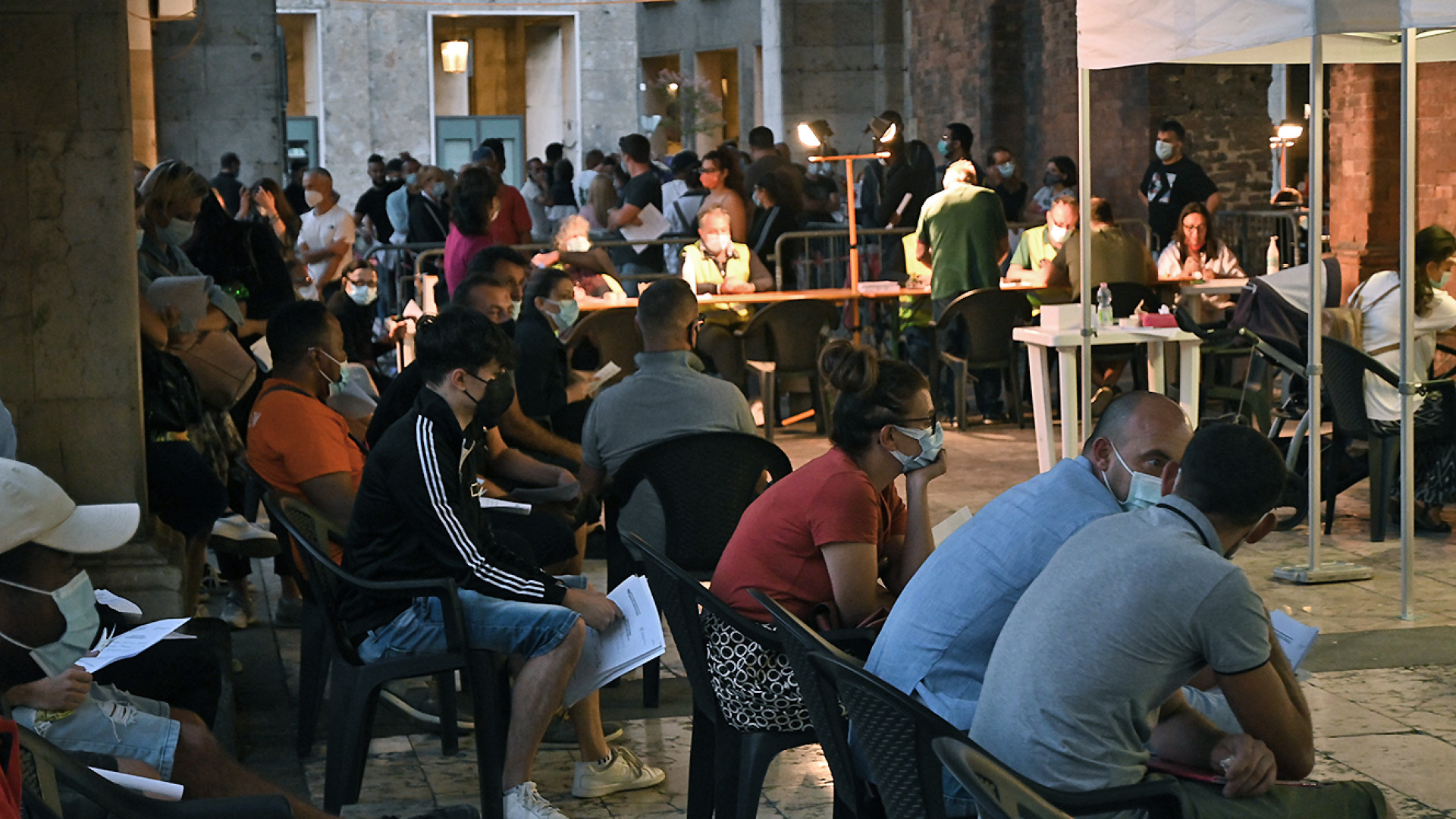 Piacentini in coda per le vaccinazioni serali, si replica sabato mattina sul mercato