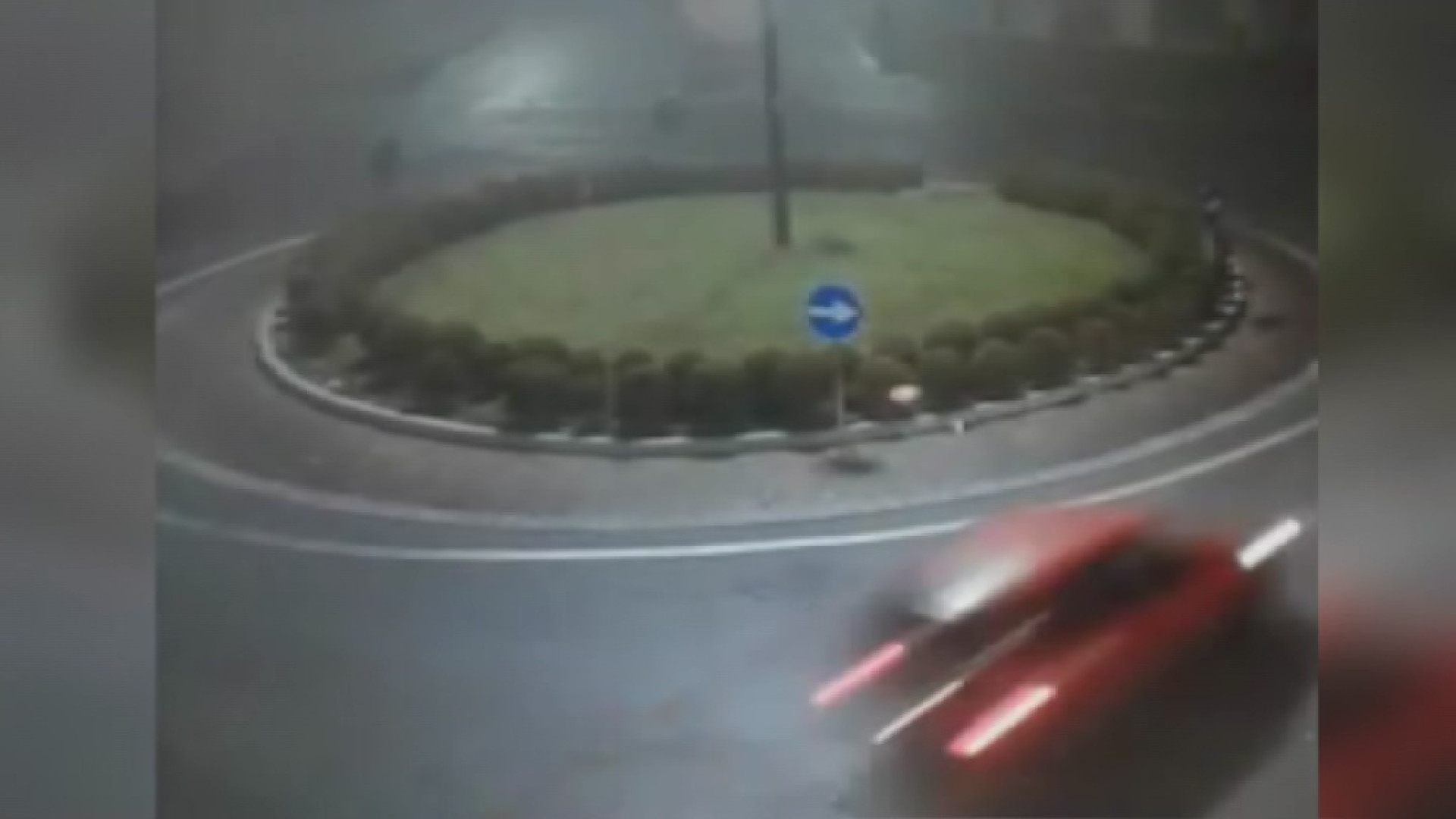 La Clio rossa che passa alla rotonda: l'ultima immagine prima dello schianto fatale IL VIDEO
