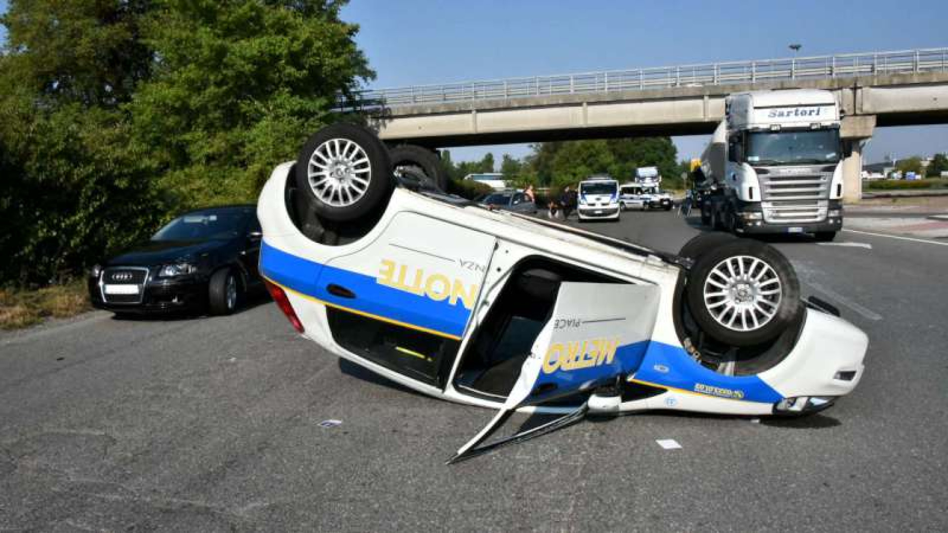 Incidente sulla Caorsana, auto ribaltata: ferito un metronotte