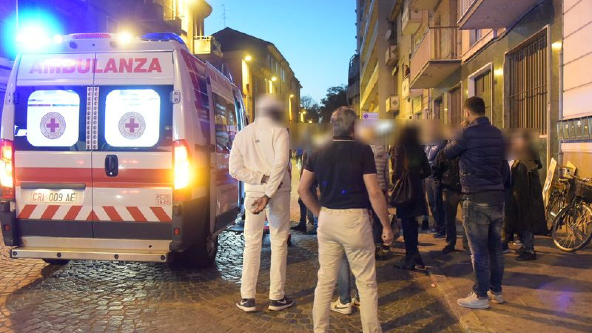 Tenta di approcciare una ragazza e viene colpito dal fidanzato: pakistano ferito in via Alberoni