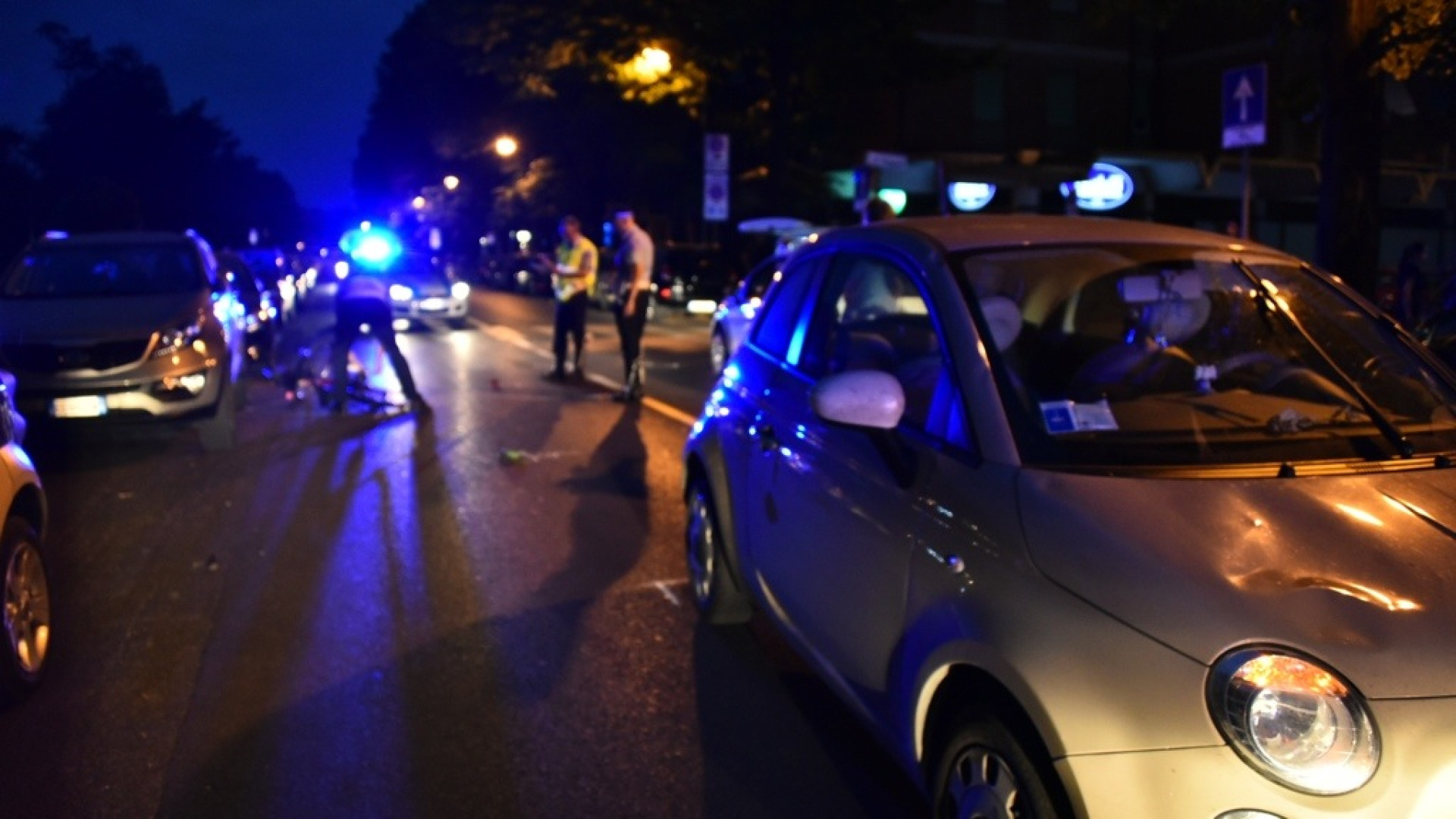 Auto investe ciclista in via IV Novembre: è gravissima