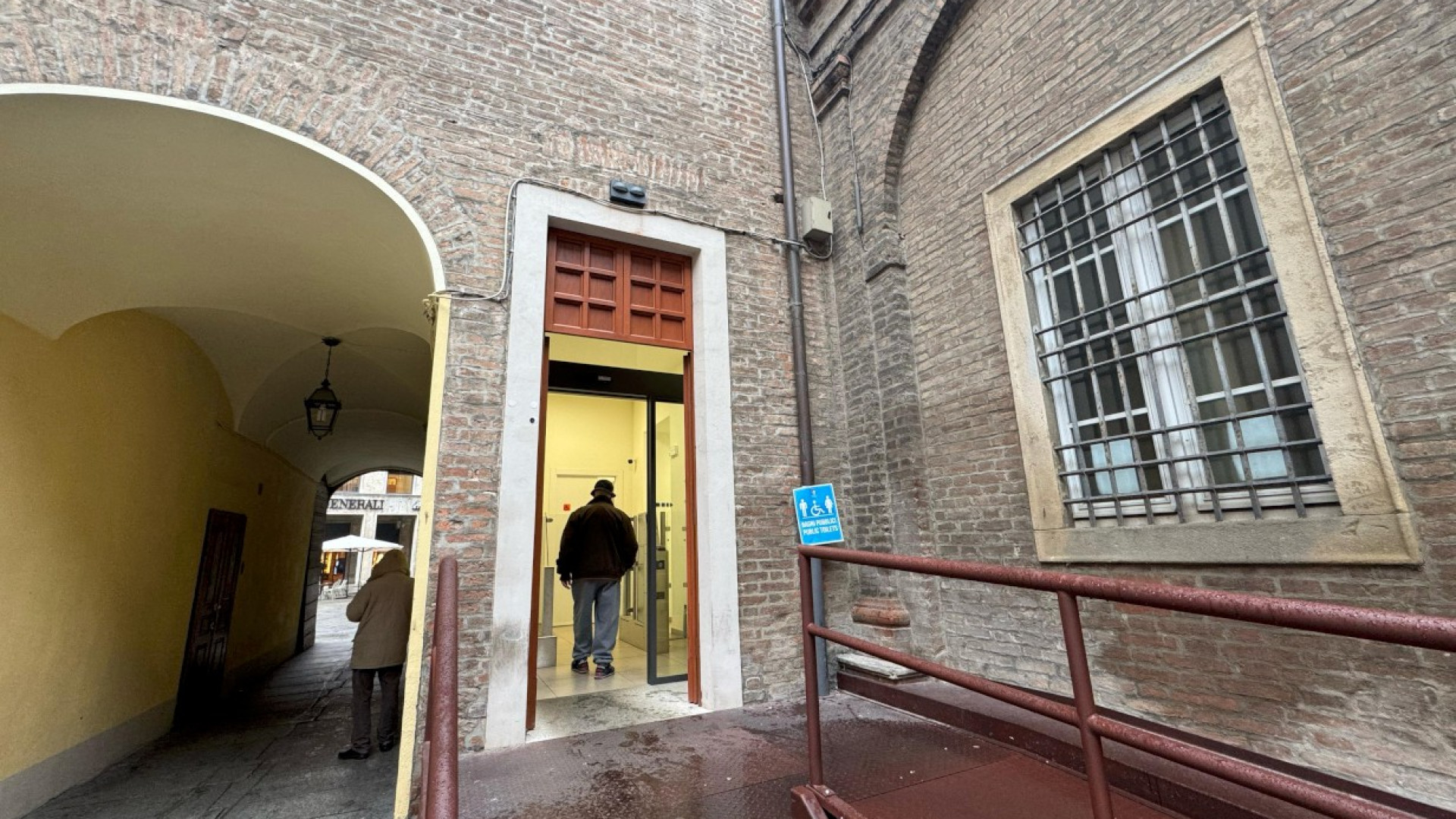 Diventano a pagamento i bagni di Piazza Cavalli: 50 centesimi per ingresso